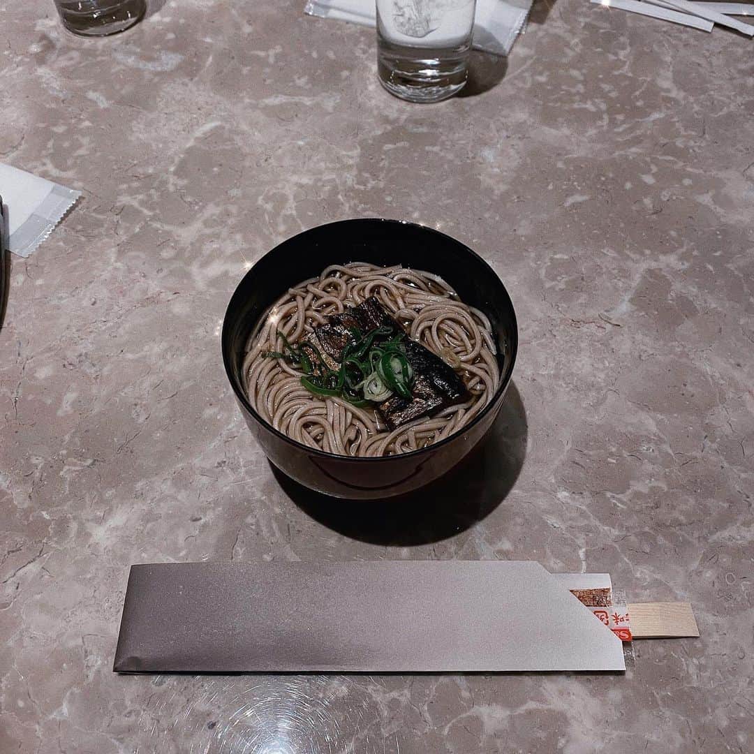 遠藤沙和子さんのインスタグラム写真 - (遠藤沙和子Instagram)「. 明けましておめでとうございます🌅 蕎麦はやっぱりセブンの天ぷら蕎麦が好きでした！ 今年もよろしくどうぞ🐄🧡」1月1日 11時32分 - sawakoendo__