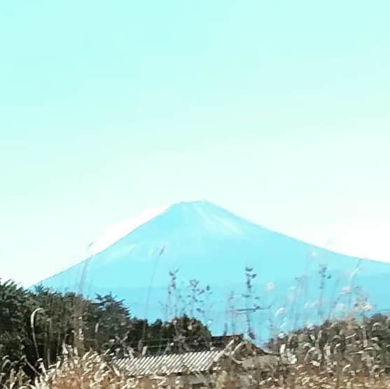 ティ・カトウさんのインスタグラム写真 - (ティ・カトウInstagram)「ティの山梨見聞録　その68 「新年あけましておめでとうの富士山」  これを見た皆さんの一年が幸せでありますように。  #ティの山梨見聞録 #新春 #富士山 #あけましておめでとうございます」1月1日 11時33分 - tea_kato