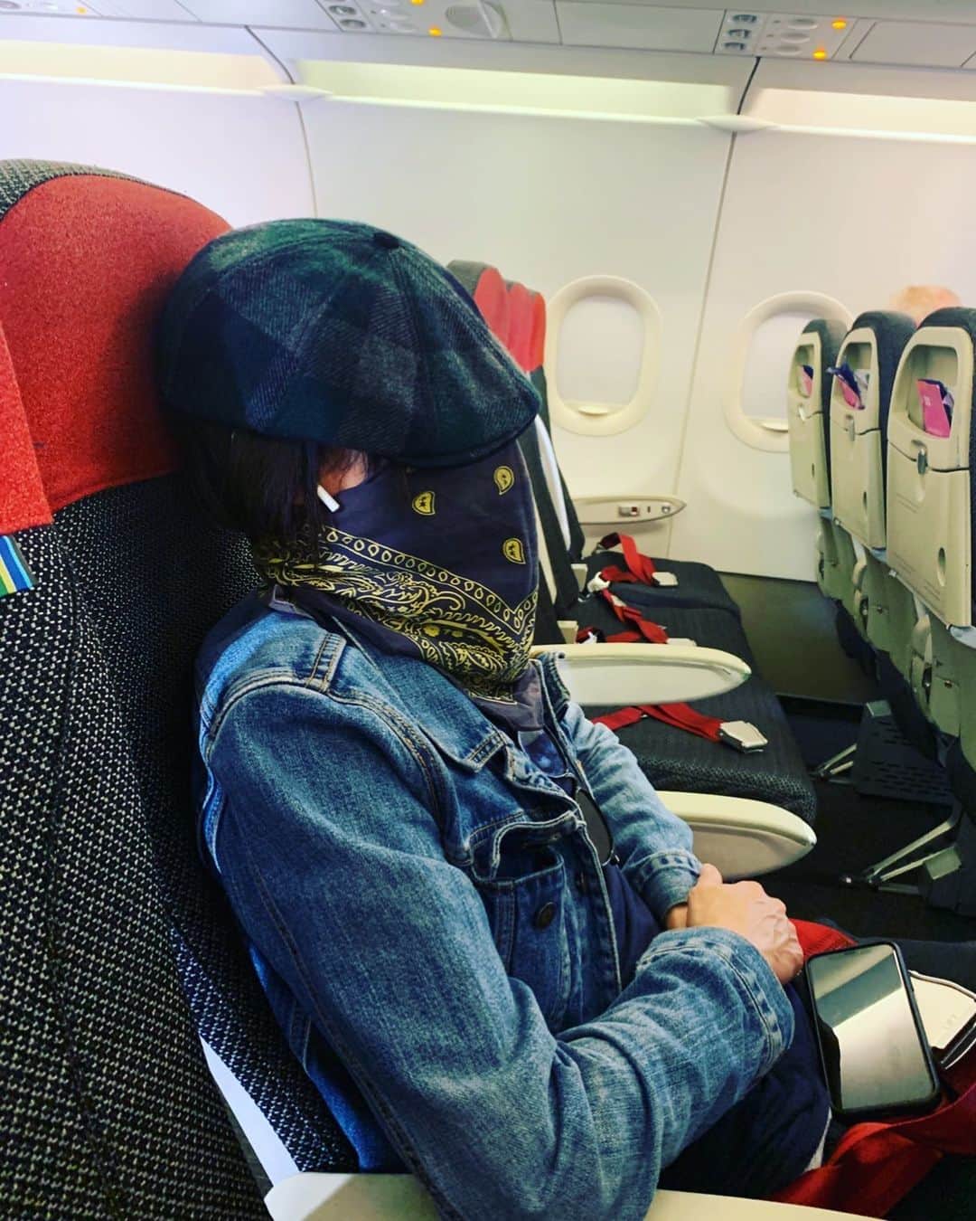 キャサリン・メーニッヒのインスタグラム：「Dear 2020, 🖕🏻🖕🏻 (Photo from early March)」