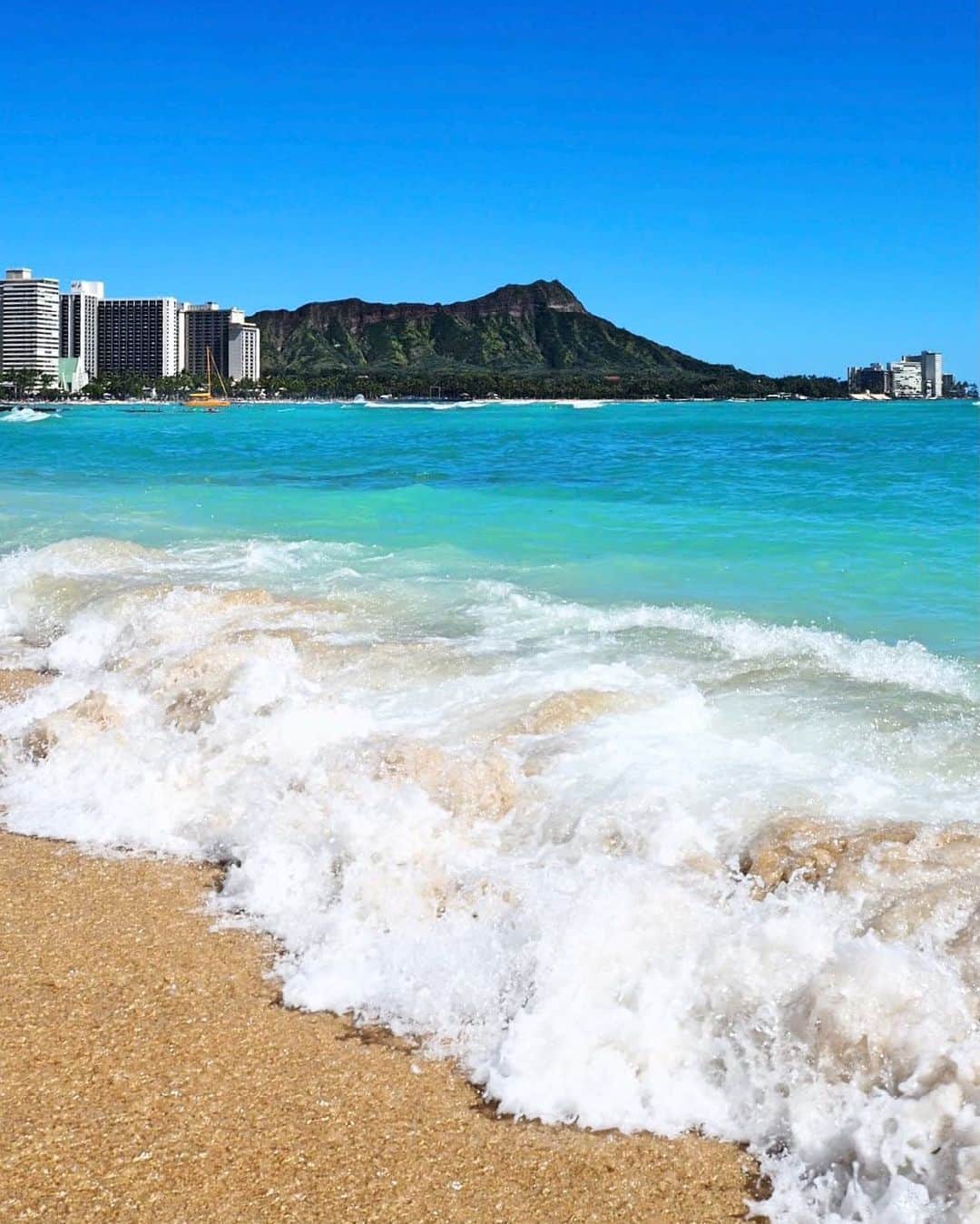 shihoのインスタグラム：「Aloha🌺2021 ・ 明けましておめでとうございます♡ 新年大すきな景色からすたーと！ 今年こそは 安心して旅が出来る世界に 戻る事を願いながら、 今年もたくさんの Alohaをお届け出来たらと思います🥰♥️ ・ 今年も皆さまにとって たくさんの愛に溢れ たくさんの笑顔溢れる 1年になりますように♡ ・ 皆さま今年も引き続き よろしくお願いします♡ ・ #hawaii#islandofoahu#oahu#ハワイ#trip #オアフ島#travel#loco_hawaii#travel_jp #funtorip#タビジョ#旅MUSE#genic_travel #genic_mag#たびねす#旅行#genic_hawaii #waikikibeach#ワイキキ#ホノルル#honolulu #beach#waikiki#sea#ワイキキビーチ#oahuhawaii #tabijyomap_hawaii#lealeahawaii#2021」