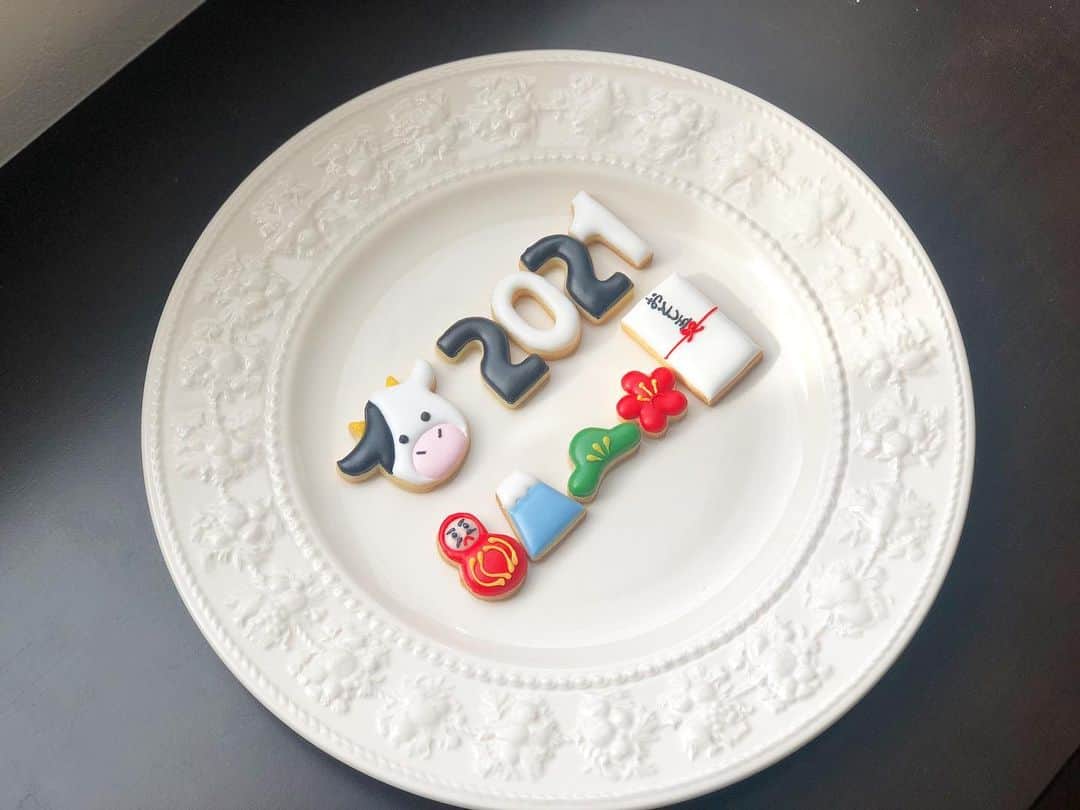 西木恵美里さんのインスタグラム写真 - (西木恵美里Instagram)「新年あけましておめでとうございます⛩🎍 今年もよろしくお願いします🐮」1月1日 11時39分 - kamiyaemily