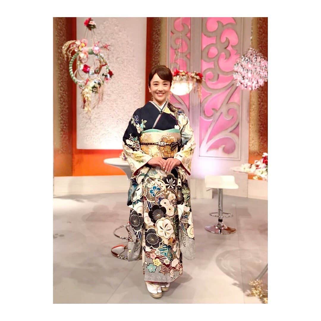 西田ひかるさんのインスタグラム写真 - (西田ひかるInstagram)「.  明けましておめでとうございます！  今年もどうぞよろしくお願い致します。  Happy new year! May the new year be a better one and bring peace and happiness to you❤️  Lots of love Hikaru  #きものやまと #着物 #kimono  #人生歌がある #新年」1月1日 11時40分 - hikaru_nishida.official
