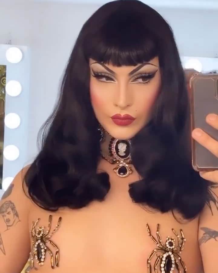 ヴァイオレット・チャチキのインスタグラム：「2020 dump」
