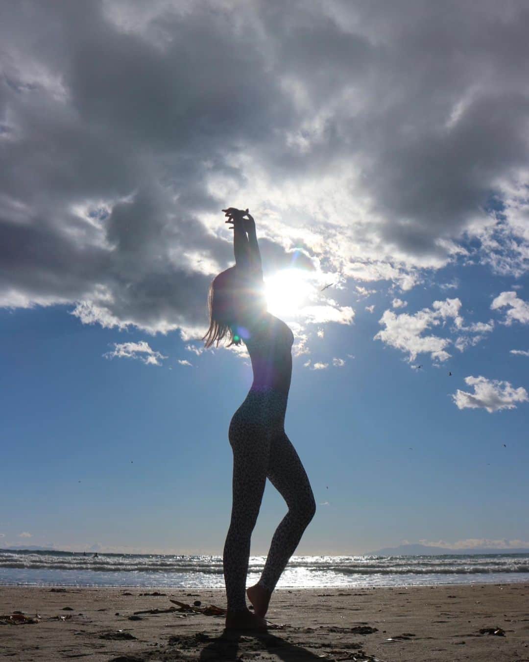 ANNA さんのインスタグラム写真 - (ANNA Instagram)「明けましておめでとうございます🌞・ 2021年が皆様にとって良い年になりますように🌊・ ・ ・ ・ ・   #スポーツブラ #レギンス #ダンスウェア #トレーニングウェア #yogalife #pilates #relax #脂肪燃焼 #ストレス発散  #bodymake #ヨガウェア #ボディメイク #フィットネス #fitness #体質改善 #ダイエット #アスレジャー #Athleisure #yogawear #ピラティス #ヨガ #健康 #運動 #筋トレ女子」1月1日 11時41分 - anna_flare