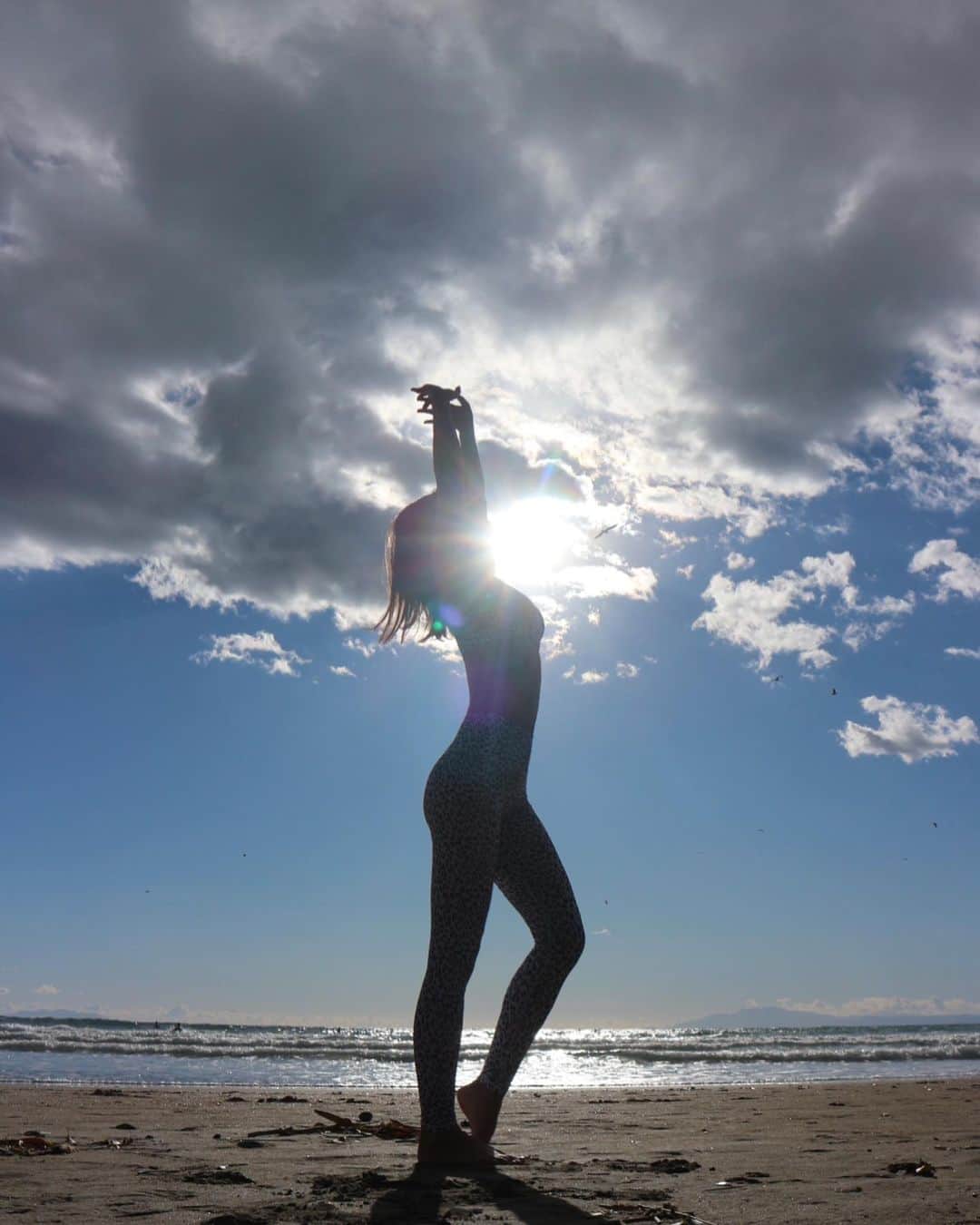 ANNA のインスタグラム：「明けましておめでとうございます🌞・ 2021年が皆様にとって良い年になりますように🌊・ ・ ・ ・ ・   #スポーツブラ #レギンス #ダンスウェア #トレーニングウェア #yogalife #pilates #relax #脂肪燃焼 #ストレス発散  #bodymake #ヨガウェア #ボディメイク #フィットネス #fitness #体質改善 #ダイエット #アスレジャー #Athleisure #yogawear #ピラティス #ヨガ #健康 #運動 #筋トレ女子」