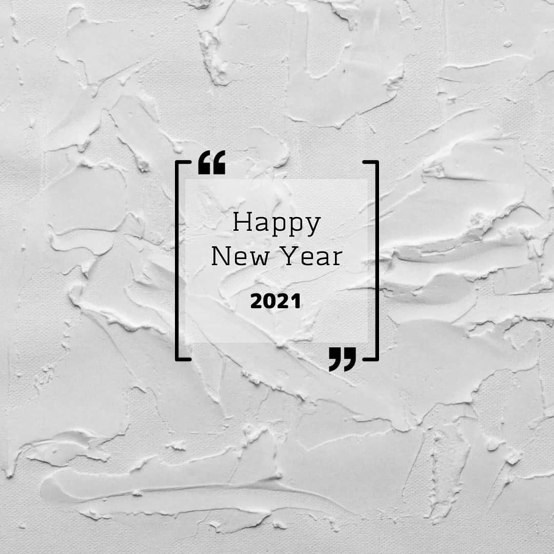 藤田敦子のインスタグラム：「ㅤ HAPPY NEW YEAR 2021 あけましておめでとうございます🎍 ㅤ リアルでお会いしてるみなさんも インスタで見ているみなさんも 今年もよろしゅうお願いします🙏 ㅤ 風の時代に突入したと言われる今、 私の中では正直何も変わらずで。 そもそも元々フリーランスで 肩書きもないようなもんだし 人のソレも気にしたことがない。 所有欲といえば自分の居場所を作る(物理的に)ことくらい。 家が大好き、自分のものを置ける空間が好きです。 なので、大きな変化はなく、 ただただ今まで大切にしてきたことを このまま引き続き大切にし、自分の生を全うするのみ🙏 ㅤ 何事もまず「楽しむ」「楽しい、を優先する」 大人になるとなかなかできない時もあるし ついつい目の前のことをこなそうとしてしまうけど、 まず楽しむことを忘れず生きていきたいな。」