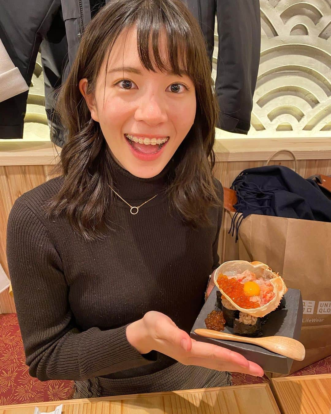 野口真由さんのインスタグラム写真 - (野口真由Instagram)「あけましておめでとうございます🐮  今年も何卒よろしくお願いいたします！ 仲良くしていただいているフォロワーさんだけでなく、今まで絡みがなかったフォロワーさんとも仲良くなりたい❤︎❤︎  皆さんにとって素敵な一年になりますように💭  そして2020年最後の投稿、2021年最初の投稿も食です🍽  いくらと蟹と卵のコラボ最高❤︎  最近オープンしてずっとずっと気になっていた スシエビスやっと行けた！！ めちゃくちゃ安いし美味しいからまた絶対行く☺︎☺︎  ちょーおすすめ❤︎❤︎❤︎  今年も沢山美味しいもの食べるぞ♪  #2021  #スシエビス  #恵比寿グルメ  #渋谷グルメ」1月1日 11時53分 - ngc_mayu