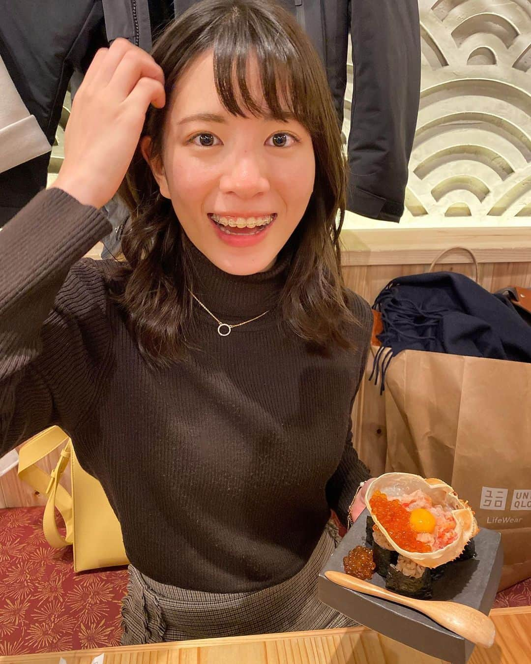 野口真由さんのインスタグラム写真 - (野口真由Instagram)「あけましておめでとうございます🐮  今年も何卒よろしくお願いいたします！ 仲良くしていただいているフォロワーさんだけでなく、今まで絡みがなかったフォロワーさんとも仲良くなりたい❤︎❤︎  皆さんにとって素敵な一年になりますように💭  そして2020年最後の投稿、2021年最初の投稿も食です🍽  いくらと蟹と卵のコラボ最高❤︎  最近オープンしてずっとずっと気になっていた スシエビスやっと行けた！！ めちゃくちゃ安いし美味しいからまた絶対行く☺︎☺︎  ちょーおすすめ❤︎❤︎❤︎  今年も沢山美味しいもの食べるぞ♪  #2021  #スシエビス  #恵比寿グルメ  #渋谷グルメ」1月1日 11時53分 - ngc_mayu