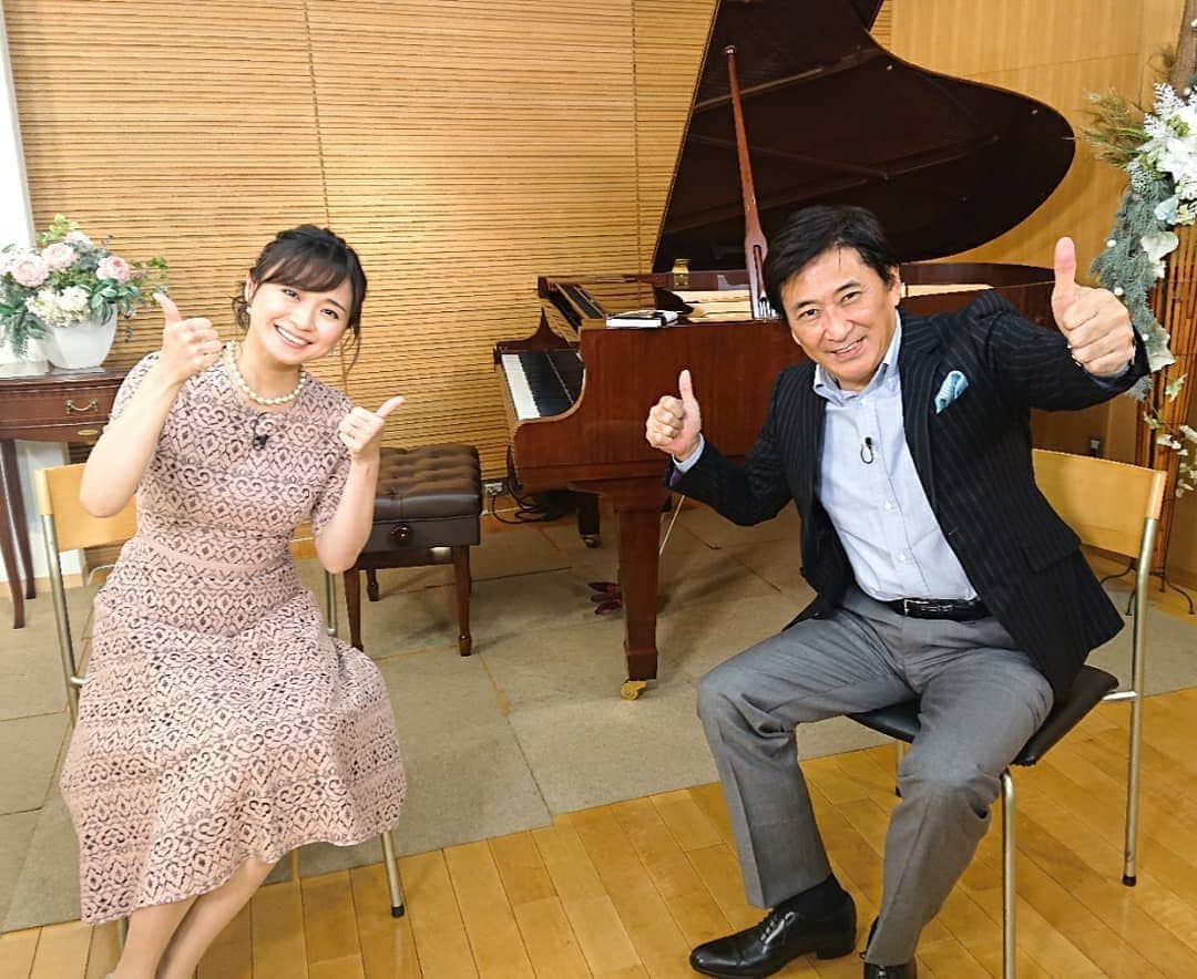 藤岡幸夫のインスタグラム：「皆様、明けましておめでとうございます＼(^^)／😊😊  １月２日エンターザミュージック(BSテレ東 毎週土曜 朝８時半～)はニューイヤースペシャル‼️繁田美貴アナと関西フィルの演奏を楽しくお届けいたします😃  エッセイ集発売中‼️インターネットなどで購入できるので、宜しければ🙇‍♀️💦💦」