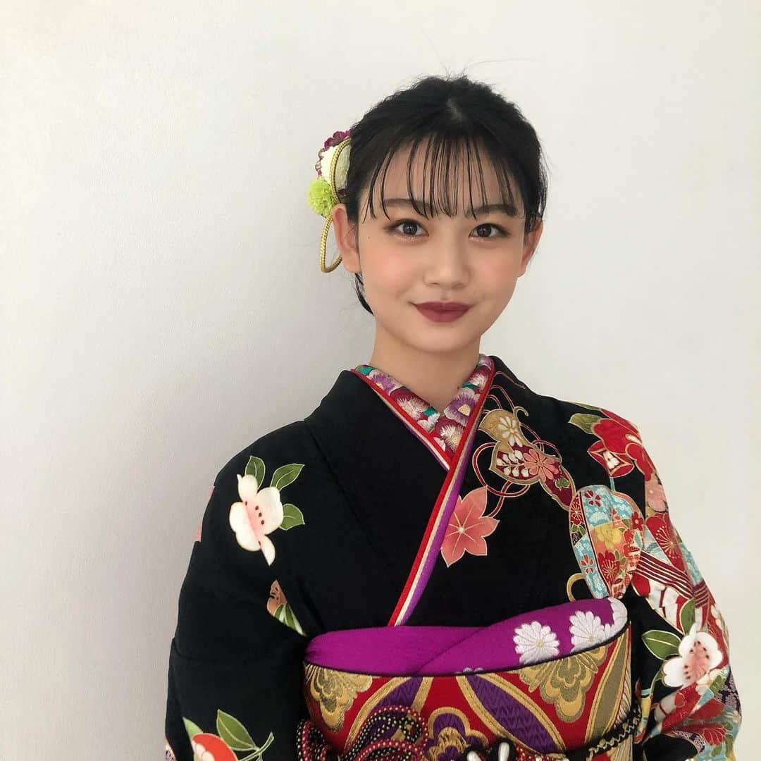 安村真奈のインスタグラム：「あけましておめでとうございます！  笑顔いっぱいの、ハッピーな一年にしましょう🤍 今年も変わらず 自分らしく、自分のペースで、自分の好きと言う感情と直感を信じで、自分を大切に。 そして関わってくださる方々、応援してくださる皆さんを大切に、感謝と愛をちゃんと伝えながら、頑張ろうと思います！ 今年もどうぞ宜しくお願い致します。 たくさん愛してください〜。！🐮  #安村真奈」