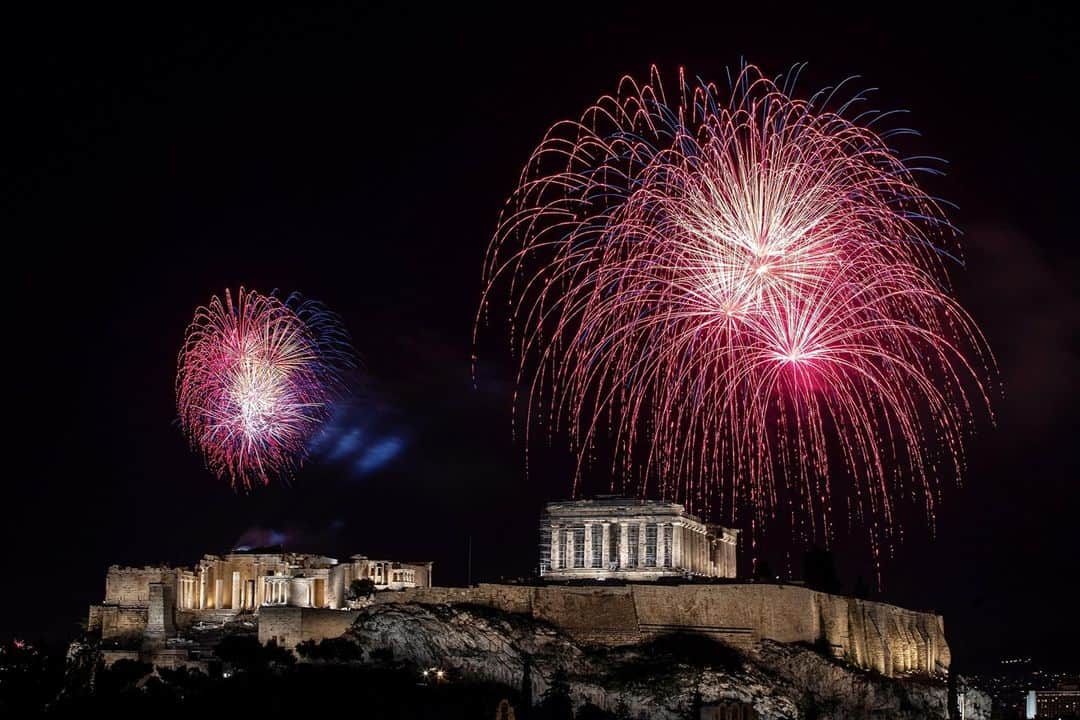 NBC Newsさんのインスタグラム写真 - (NBC NewsInstagram)「Fireworks explode over the ancient #Parthenon temple atop the #Acropolis hill during New Year's Day celebrations in Athens, Greece, on Jan. 1, 2021. ⁠ ⁠ 📷: @alkisk_ / @reuters」1月1日 11時48分 - nbcnews