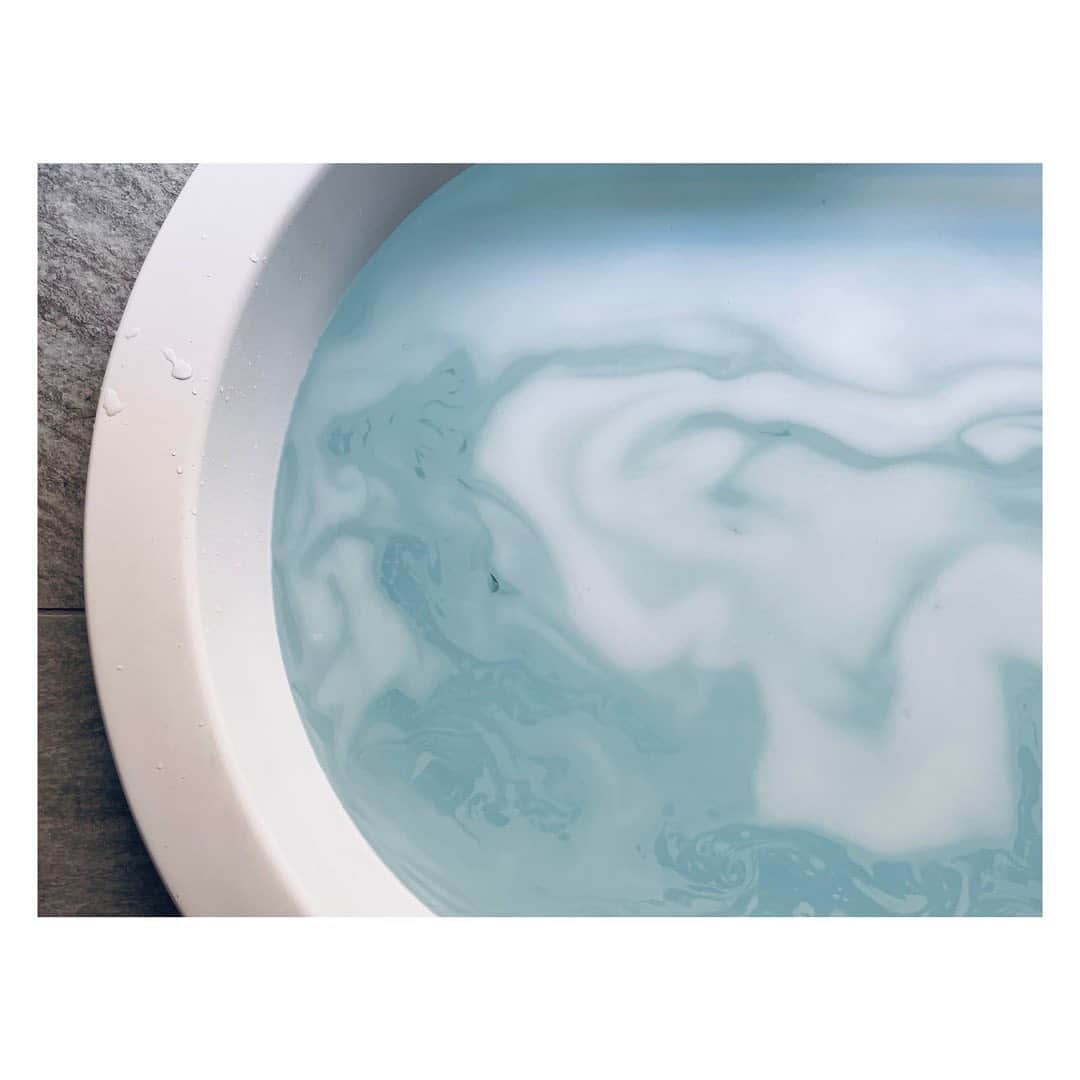 柏木作夢さんのインスタグラム写真 - (柏木作夢Instagram)「2021年朝風呂初め♨️  昨年、私の1日のハードスケジュールを新宿のプロムナードに広告ポスターとして大々的に貼り出してくださった @barth_rt_official さんの入浴剤を3粒投入しての極上のリラックスタイムを元旦から体感。  癒される〜。。。  私が家を建てる上で最も私がこだわった場所は風呂でした。  長く湯に浸かりながら、時にはイマジネーションを膨らませ、時には疲れた身体を癒やし  そんな風呂時間を快適にサポートしてくれる入浴剤に出会えて本当に嬉しいです。  是非使ってみてください @barth_rt_official   本当にオススメです 爆睡確定です⚠️ ・・・ #元旦#風呂#朝風呂#入浴剤#バース#barth#bathtime#relax#chill#home#2021#長風呂#お風呂#お風呂グッズ#お風呂好き  #goodtimes#favorite#it#mood#bathroom#instagood#instabathroom#新年#風呂初め」1月1日 11時48分 - samukashiwagi