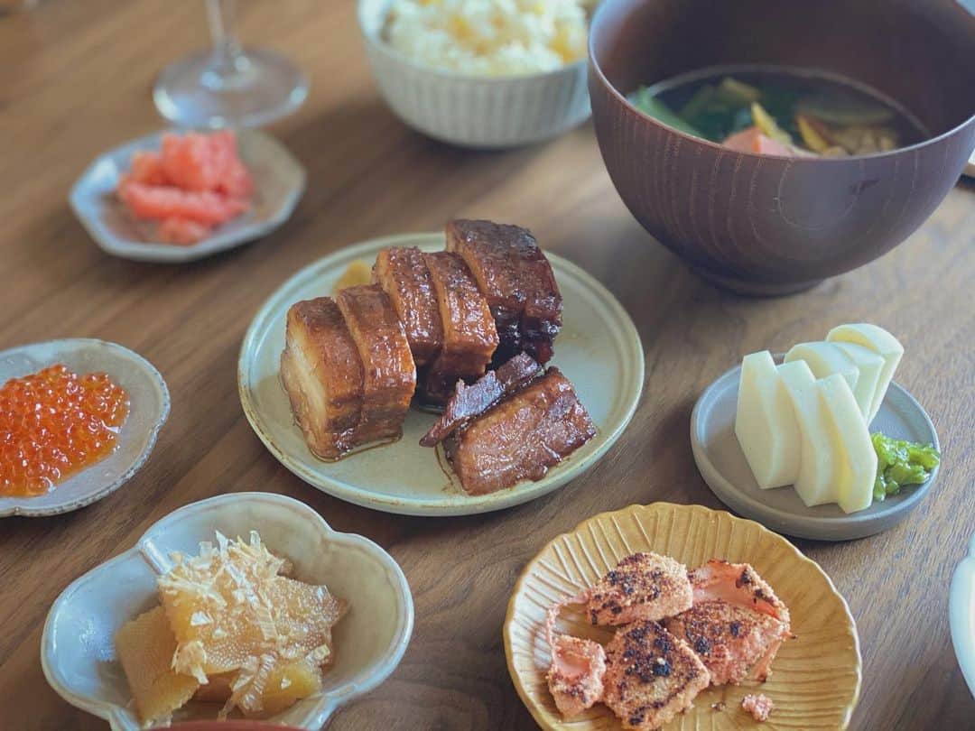 小林夏子のインスタグラム：「あけましておめでとうございます☺︎*  凡ミスで、ワクワク予約したお節が届かないというハプニング。 お雑煮とあり合わせのもので 朝からノンビリまったりのお正月になりました。 なんだか新鮮な雰囲気。 これはこれでとても良い。  本当に色んなことがあった2020年。 2021年は大好きな人ともっとたくさん会いたいな…！ 本年もよろしくお願いいたします。  穏やかで健やかな一年になりますように。  2021.1.1  #newyear #2021 #謹賀新年 #love #life #thanks」