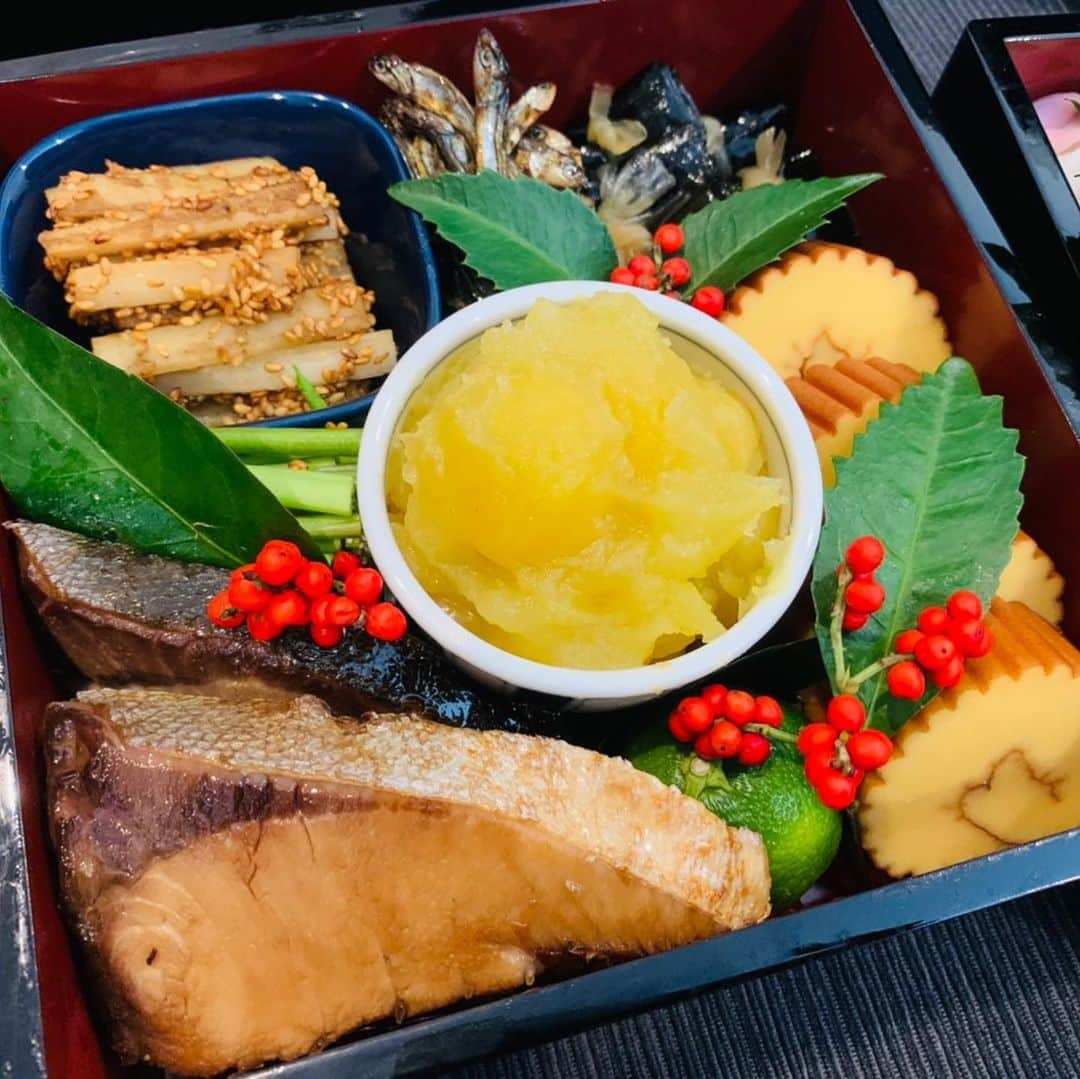 ギャル曽根のインスタグラム：「あけましておめでとうございます。 本年も宜しくお願い致します。 今年は実家に帰らなかったので東京で手作り御節を。 娘と一緒に作りました。 お煮しめの飾り切りは娘が型を抜いてくれました。 数の子の塩抜きも栗きんとんのさつまいもをフードプロセッサーで滑らかにしたのも娘。 いつも1人で作っていた御節作りが凄く楽しかったです😊 #2021年も宜しくお願い致します✨ #御節。」