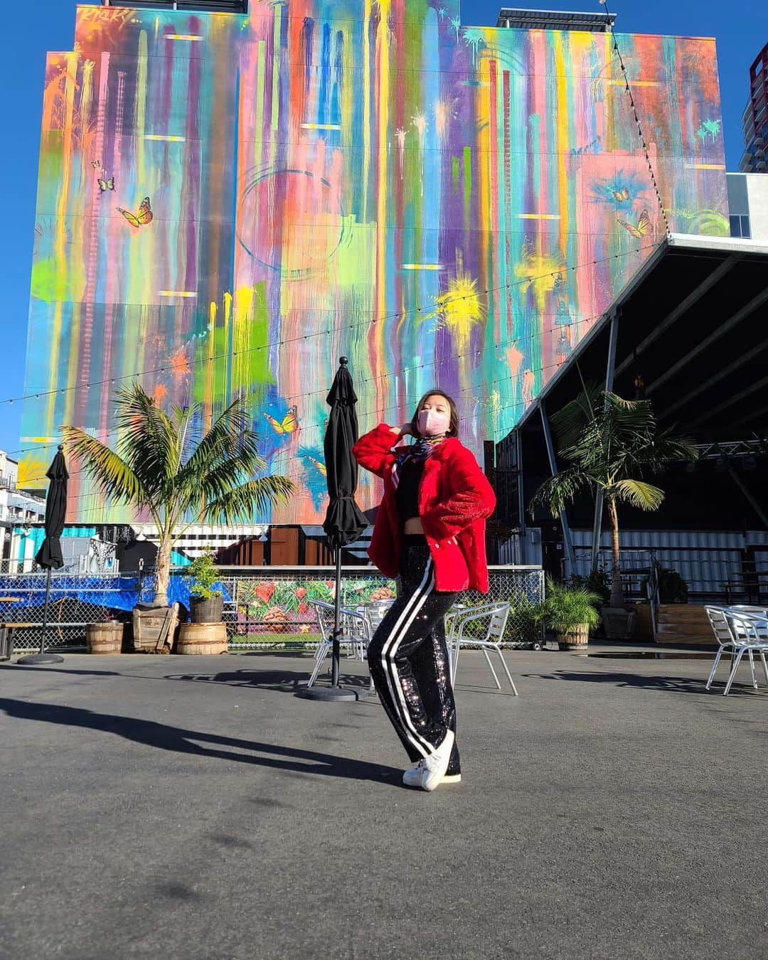 ミン・ユラのインスタグラム：「Wishing everyone a fabulous 2021🕺 Happy New Year!! #quartyard #sandiego #disco #thriftshop p.s thank you for letting me sneak in for a pic! 🥰」