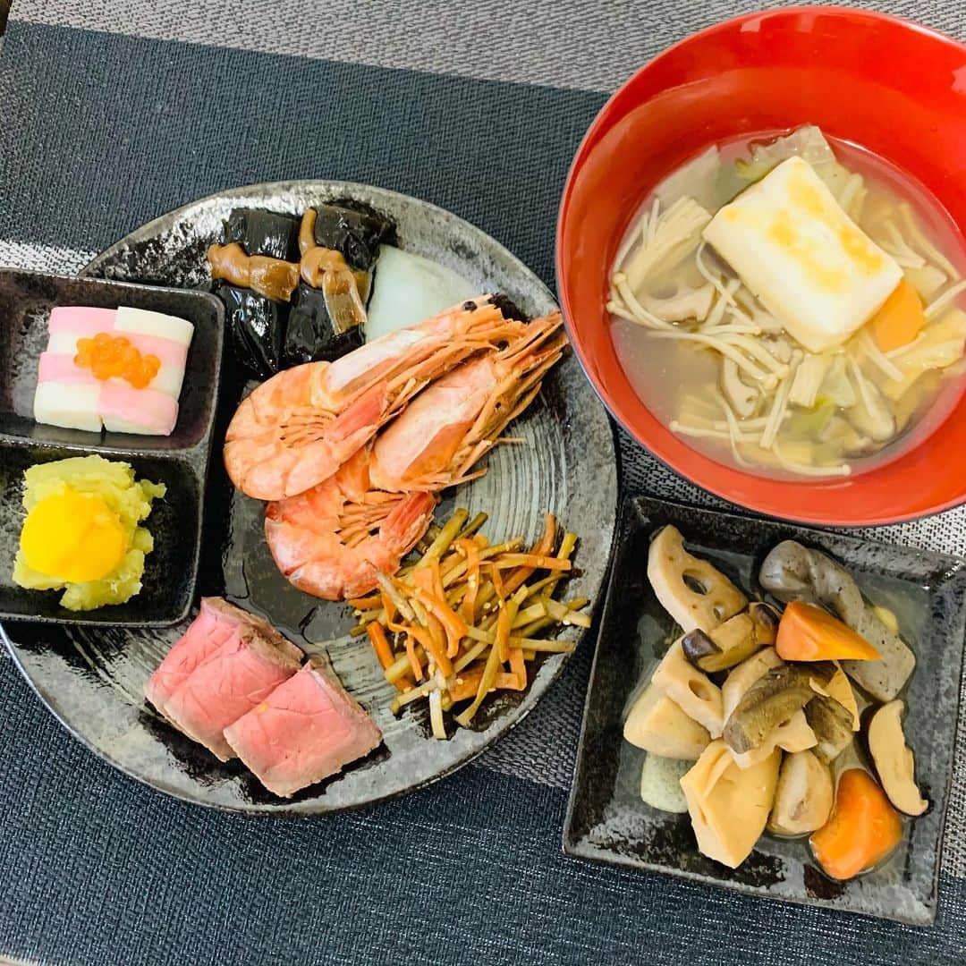 知念紗耶のインスタグラム：「あけましておめでとうございます🎍2021年は笑顔溢れる一年となりますように✨ 今年もよろしくお願いいたします🙇🏼‍♀️ 朝食はお正月っぽいものを食べました🤤おやつはお汁粉🐮♡  今年の目標は、いっぱい食べていっぱい動いて痩せる！！😤 早速バリバリ筋肉痛です🥳」