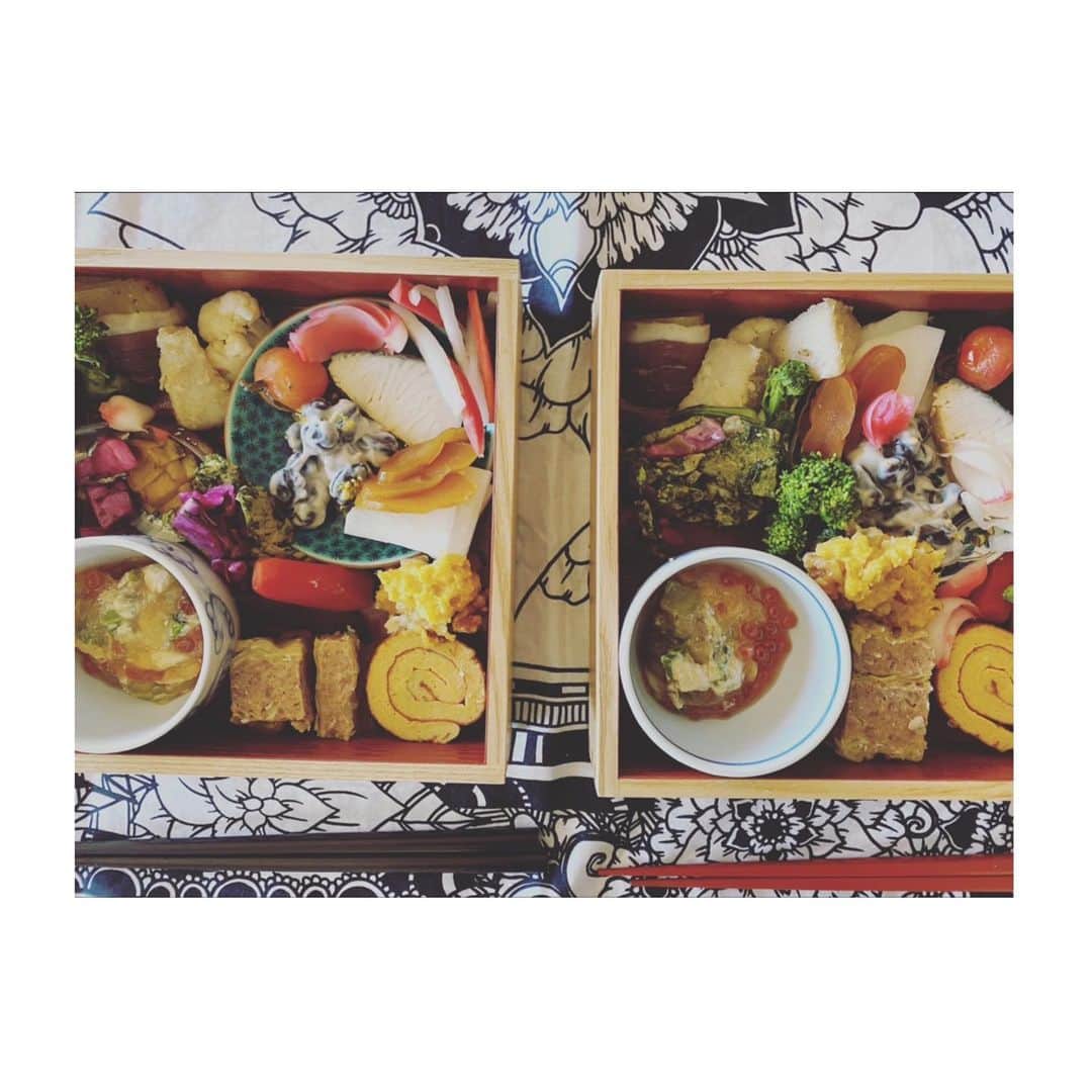 坪田あさみのインスタグラム：「. あけましておめでとうございます㊗️ 素晴らしい晴天で迎えた2021年元旦。 いろんな意味で新時代に突入した気がします。 皆さまどうぞ宜しくお願い致します✨ . まずは今年もdecoさんのお節でスタート。 @deco105deco  美味しすぎてあっという間に完食😂 . #2021 #おせち #日々のこと」