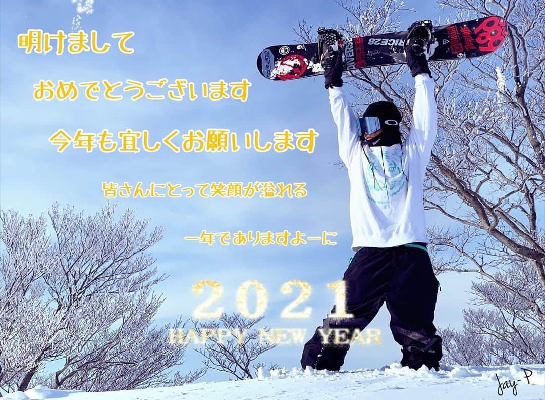 ジュンペイのインスタグラム：「. あけました . 年越しのタイミングはガッツリ寝てました . ま、地球上のどこかの場所の年越しでは起きてるから . いいんちゃうかなと . 去年は世界が大変な年でしたね . 今年も色々と大変な事があると思うけど . 周りに流されず . 自分を持ちながら . 周りに合わせて行こーと思います . ん⁉︎ . まぁいいや . とりあえず . おめ🙋‍♂️ . #welcome2021 #新年 #あけましておめでとう」