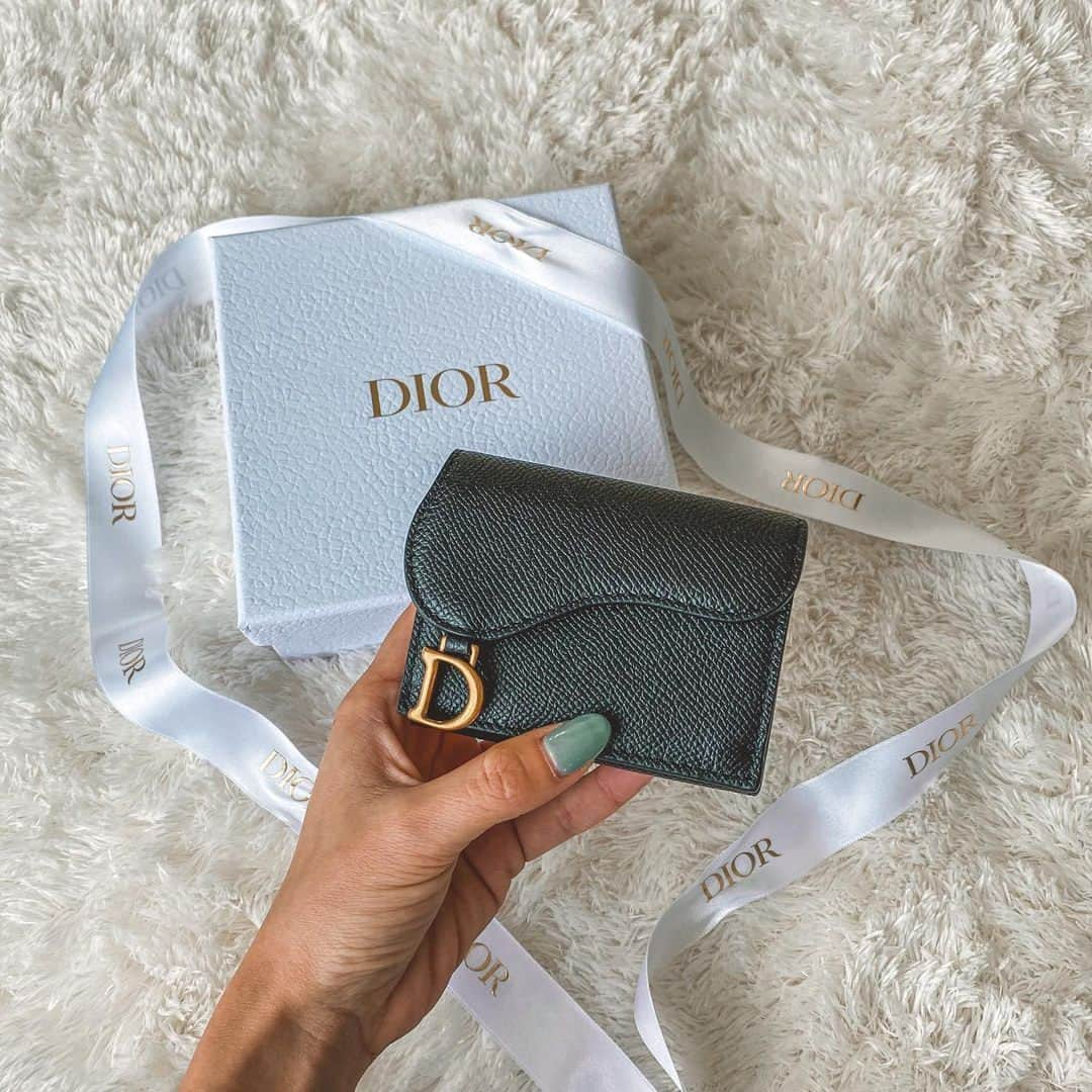 MERYさんのインスタグラム写真 - (MERYInstagram)「.⁣ 『Dior（ディオール） @dior 』のミニ財布を、自分へのご褒美でGETしたい💎⁣ .⁣ アシンメトリーなデザインが魅力的な「Dior」のミニ財布。「D」のチャームがワンポイントになっていて素敵なんです💛小さめバッグにも入れやすいので、お洒落をした日に持ち歩きたいアイテムです！⁣ .⁣ 【information】⁣ 商品名：SADDLE ロータスウォレット⁣ 値段：63,800円⁣ .⁣ MERYでは他にも「かわいい」に近づくさまざまな情報を発信しています。⁣ @mery.beauty コスメ・美容に特化した情報をお届け♡⁣ @mery_spot 話題のカフェやお出かけスポットをご紹介！⁣ こちらもぜひチェックしてみてください！⁣ .⁣ .⁣ photo by @lisa_950709⁣ .⁣ #MERY #regram #instagram #instafashion #fashion #ootd #coordinate #christiandior #dior #diorwallet #데일리룩 #옷스타그램 #오오티디 #코디 #패션 #패션피플 #디올 #ディオール #クリスチャンディオール #ミニ財布 #ブランド財布 #財布 #ハイブランド #ファッション #今日のコーデ #今日の服 #お洒落 #お洒落さんと繋がりたい #MERY女子 #メリー」1月1日 12時00分 - mery.jp