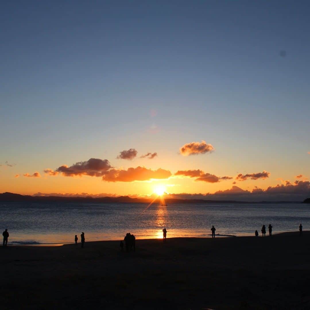 【公式】オーシャンリゾートホテル マホロバ・マインズ三浦さんのインスタグラム写真 - (【公式】オーシャンリゾートホテル マホロバ・マインズ三浦Instagram)「あけましておめでとうございます。 今朝の三浦海岸は快晴。 最高の初日の出でした。 素晴らしい一年になりそうです！  今年もどうぞよろしくお願いします😊  #朝日 #元旦 #日の出 #東京湾 #初日の出 #冬空 #サンライズ #朝陽 #gotoトラベル #朝焼けの空 #朝日が好きな人と繋がりたい #初日の出スポット #田舎の風景 #初日の出2021 #sunrise #スローライフ #テレワーク #移住 #田舎暮らし #igで繋がる空 #二拠点生活 #移住生活 #移住計画 #三浦 #マホロバ #三浦半島 #maholovaminds #マホロバマインズ #三浦海岸 #マホロバマインズ三浦」1月1日 12時00分 - maholova_minds_miura