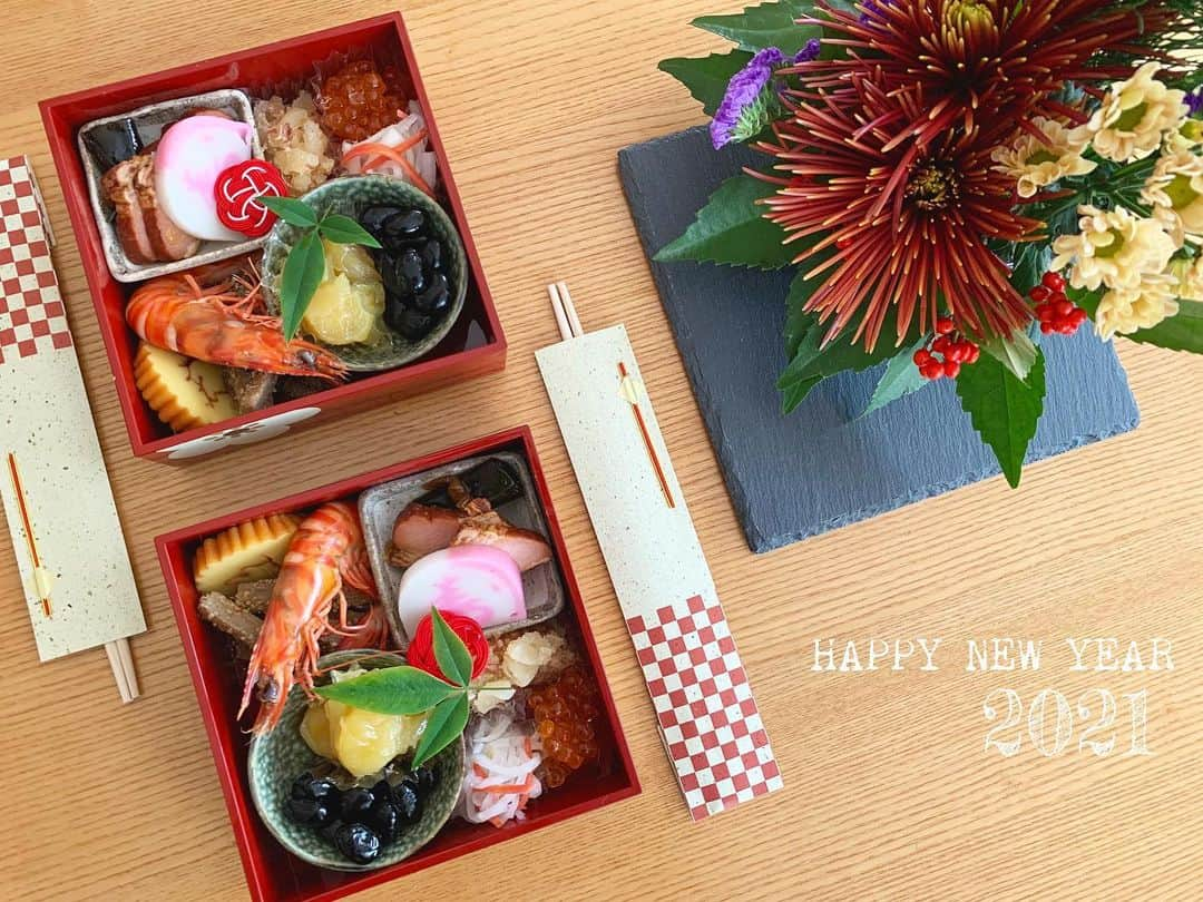 mami◡̈⃝❤︎のインスタグラム：「* 2021年元旦🎌 * あけましておめでとうございます⛩ * * * 今年のお正月はD氏が出張中🇻🇳のため 帰省中の息子と2人のお正月です🎍 お節も無くていいかなと思ったけど 実家にあったものをペッと個別盛りで✨ * * 2021年も シンプル且つ丁寧な暮らしを目標に！  お弁当はまだしばらくお休みになると思いますが インスタはあちこち徘徊しておりますので よろしくお願いします😊❤️ * * * #2021 #happynewyear #お正月 #あけましておめでとう #御節 #ひとりおせち #1人用おせち #おせち」