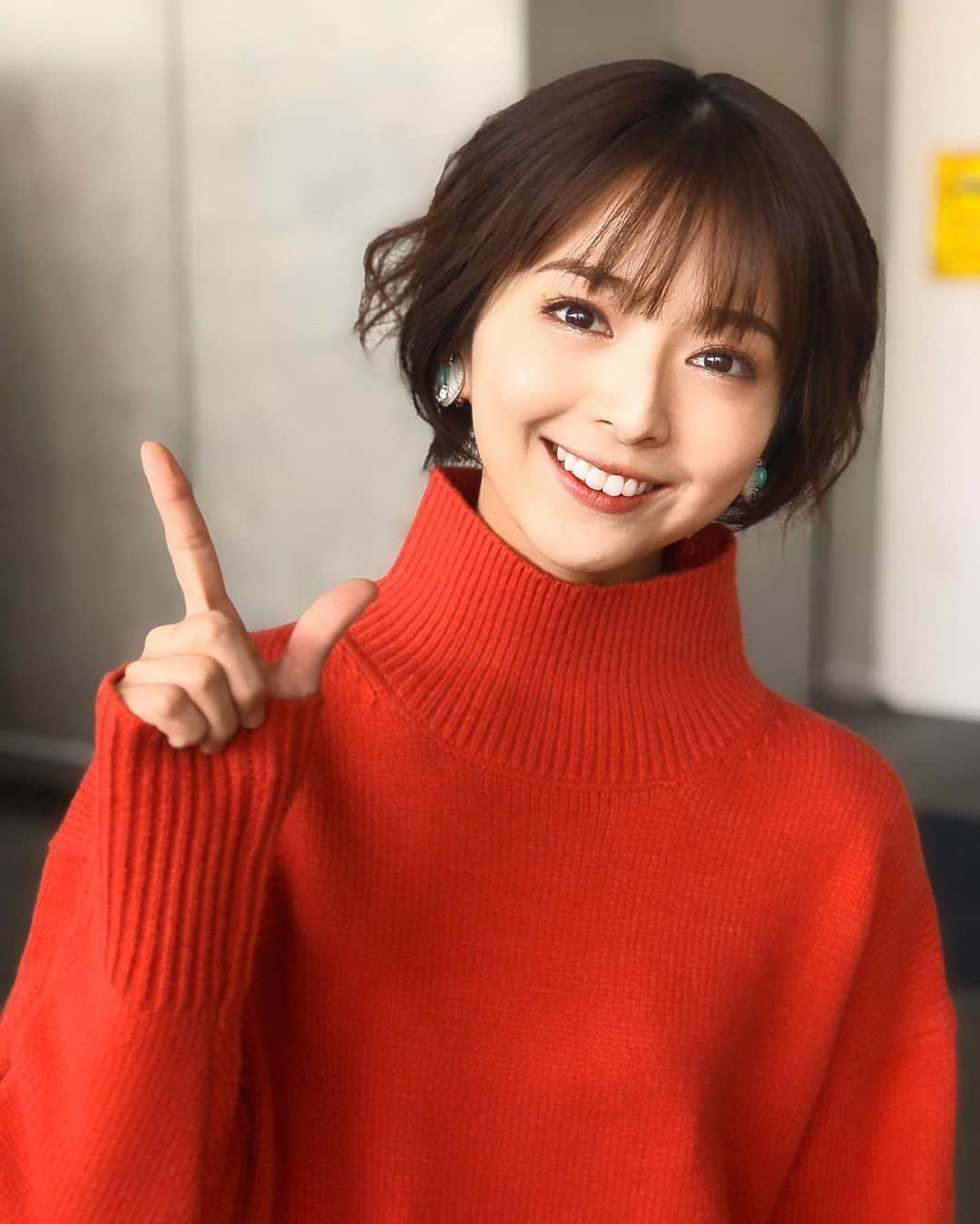福田成美のインスタグラム：「あけましておめでとうございます🌅 きょうこのあと、1/1(金)12:00～放送の「おしょうバズTV　☆いつの間にか消えたモノ大捜索！」(テレビ朝日系)にレポーターとして出演します！是非ご覧ください☺️ #おしょうバズtv  #テレビ朝日　#お正月」