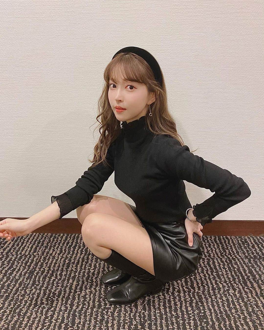 のインスタグラム：「明けましておめでとうございます🌅  大晦日はRIZINを観に行っていました。 会場内ではマスクに眼鏡、こまめなアルコール除菌で感染対策を。  格闘家の皆様の精神力に胸を打たれつつ新年を迎えました🎍  今年も宜しくお願いします✨ トップスもスカートもブーツも @aboveall_femyrady」