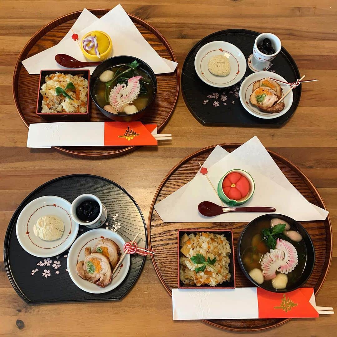 のインスタグラム：「新年明けましておめでとうございます🎍 ☆ 2021年始まりました😊今年は子供達のリクエストされたものだけ作ったよ😅お雑煮はもう3日位前からひなせに毎日食べたいを連呼されてたwご飯はおこわにしました。 ☆ かまぼことかお正月っぽく頑張ってみました☺️年末にお正月用の食器美濃焼の食器を新調できて嬉しい♥お雑煮のお飾り頑張ってみた😅お正月位丁寧に😊 ☆ 皆様今年もよろしくお願いいたします♥ ☆ #明けましておめでとうございます#新年#お正月#2021#お雑煮#お正月料理」