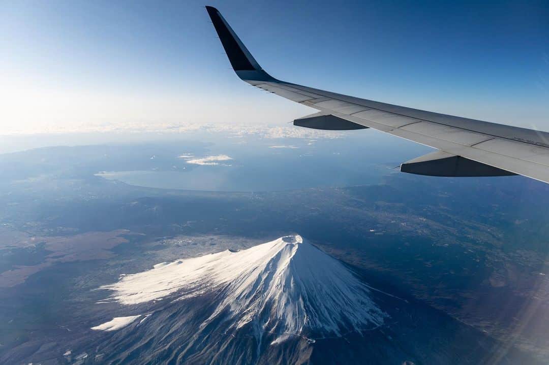 スターフライヤーさんのインスタグラム写真 - (スターフライヤーInstagram)「【Happy New Year 2021 ⛩】﻿ 皆さん、あけましておめでとうございます。﻿ ﻿ 2021年は『一富士二鷹三茄子』でお馴染みの縁起物『富士山』の上空を飛ぶスターフライヤー機内からの写真でスタート‼️﻿ ﻿ 2021年が皆さんにとって素敵な一年になりますように🤞﻿ ﻿ 今年もどうぞよろしくお願いいたします😊﻿ ﻿ #スターフライヤー﻿ #星悅航空﻿ #STARFLYER﻿ #年末年始﻿ #あけましておめでとうございます﻿ #今年もよろしくお願いします﻿ #富士山﻿ #mtfuji  #機内からの景色」1月1日 12時04分 - starflyerjapan