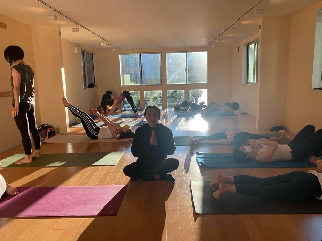 Ken Harakumaさんのインスタグラム写真 - (Ken HarakumaInstagram)「新年明けましておめでとうございます。🎍🌅  本年もIYC共々よろしくお願い申し上げます。 IYC表参道スタジオ元旦朝からのご挨拶です❣️ @international_yoga_center  @iyc_jinbocho  @iycpottery  #yoga  #ヨガ」1月1日 12時05分 - kenharakuma