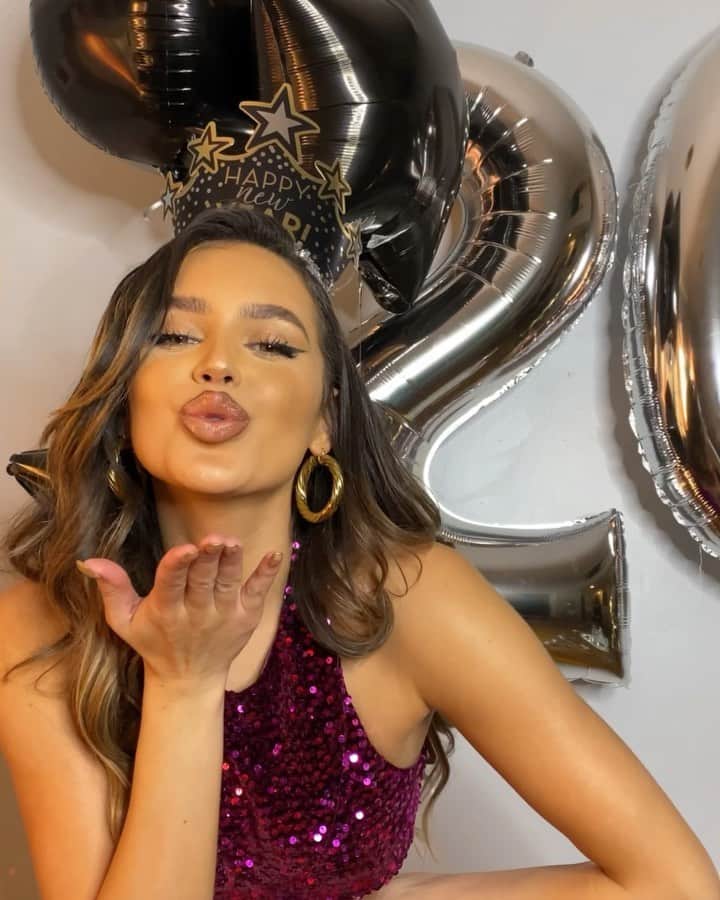 Val Mercadoのインスタグラム：「💫idk about you guys but 2020 has been a movie for me; a horror film if we’re being honest here 😫😂 thank goodness I’m closing this wild year out with #1800Cristalino @1800tequila x @revolve! 🙌🏽🌟 Cristalino is a unique Añejo tequila - & the bottle is gorgeous! Utmost cheers and gratitude to the ones  who’ve made it 2021 with us, to the ones that left us with the greatest lessons, to more life, to more love, to more peace.  Hopefully 2021 brings us new energy because cause  2020 was not it for me🤞🏽💫🙌🏽🌟🙏🏽」