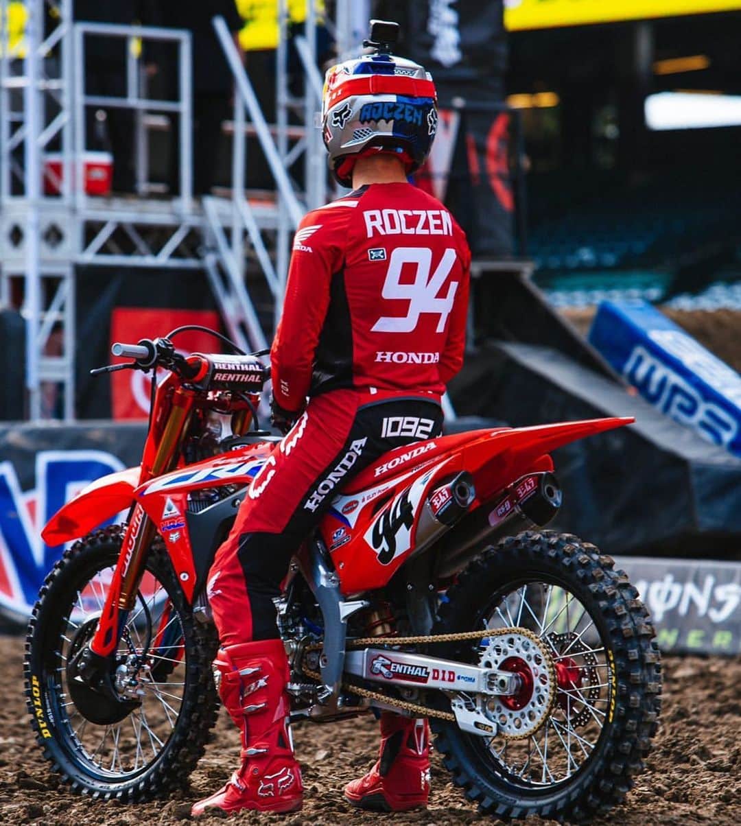 ケン・ロックゼンのインスタグラム：「2020 wasn’t too bad after all. In the end, I got my first win,  1092 days after my last win and injury. I followed it up with 3 more wins throughout the year for 4 total! I may not have got the championship but I sure as heck was in the hunt of it. And just a few years after I got badly injured and wasn’t sure if I could continue, never mind at the highest level. • I got 4 more wins under my belt and I became a Dad. Those 2 things alone are life changing experiences. The world has had its kinks and experiences that are far from good. But for the people that are in the same boat as me (added a healthy member to the family, had some success at their job but more importantly are healthy going into 2021)...sounds like a good year to me!!! So to everyone  that has made it through healthy, and for the people fighting for a better life... love you guys. 🍻 Its perspective. Try to find the good rather than focusing on the negative. It helps 🤙🏽. Love, Kenny」