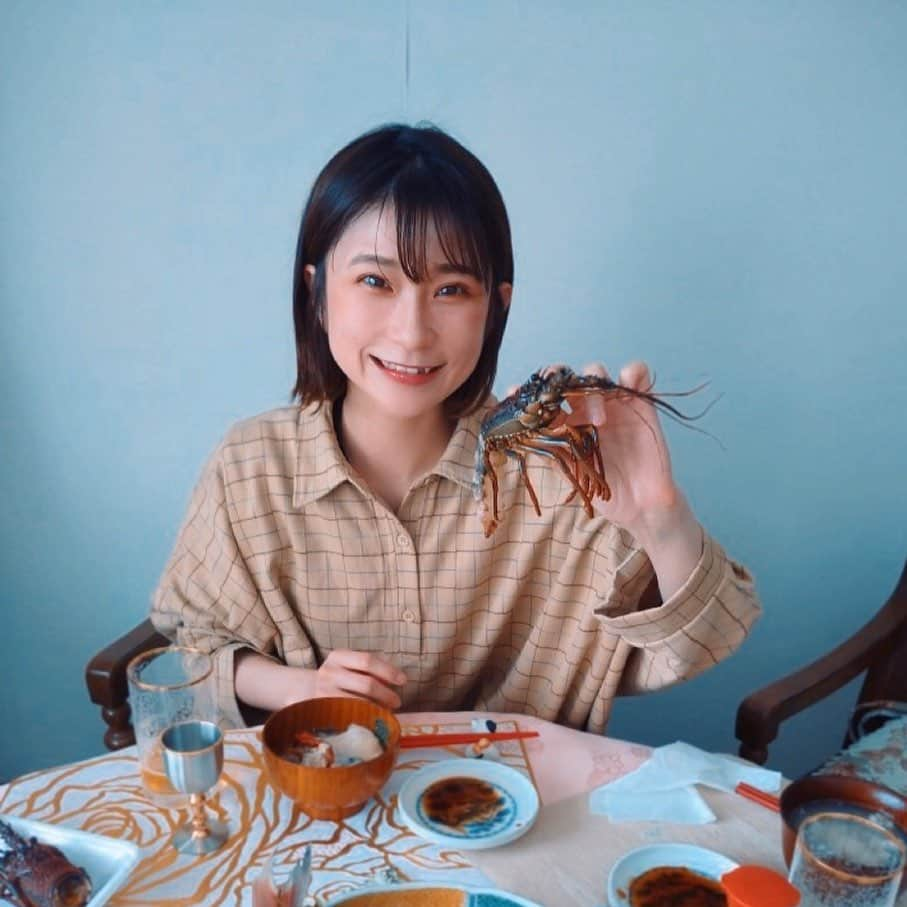 小俣里奈のインスタグラム：「明けましておめでとうございます🎍 今年もたくさん笑って食べて飲んで仕事して、ハイパーな年になりますように！！  皆様今年もよろしくお願い致します⛩✨  #あけましておめでとうございます  #お正月　#元旦　#おせち料理  #伊勢エビ　ちゃんと共に🦐 #今年もよろしくね #小俣里奈」