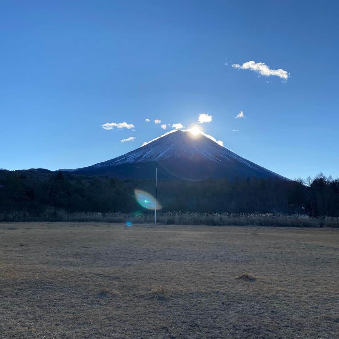 藤嶋大規のインスタグラム：「明けましておめでとうございます🎍  #mtfuji #富士山 #初日の出」