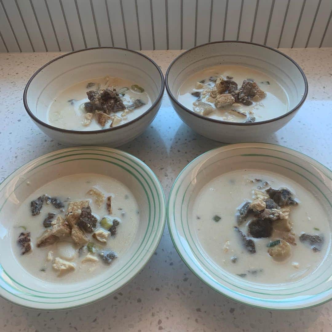 ムン・ジョンウォンさんのインスタグラム写真 - (ムン・ジョンウォンInstagram)「종종 먹는 떡국이지만 오늘은 한 살 더 먹는 새해 떡국😌 잘 부탁해 2021」1月1日 12時12分 - moonjungwon
