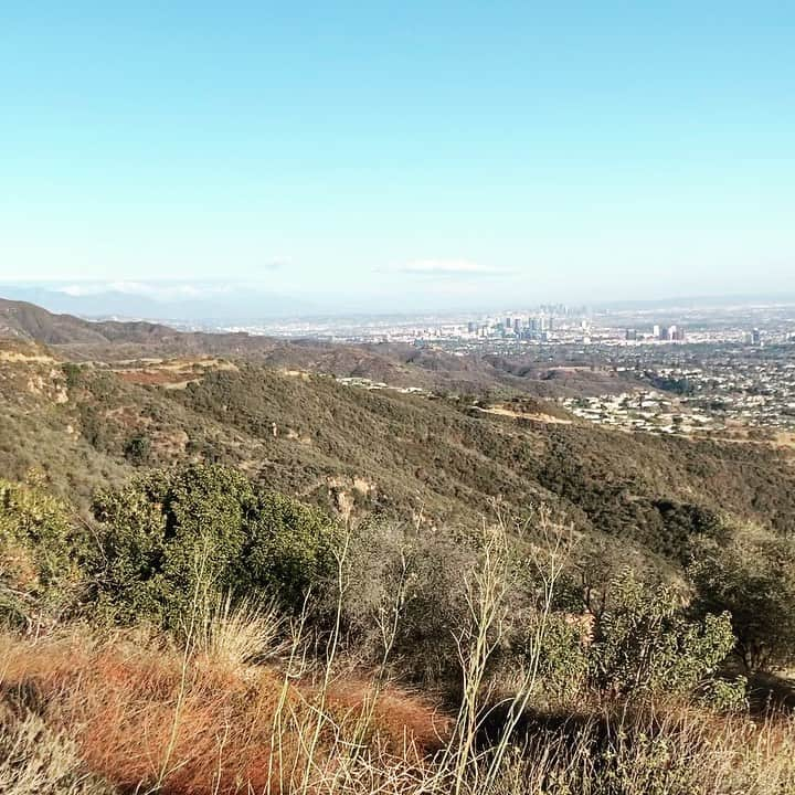 カレンザンボスビンテージクチュールのインスタグラム：「Exactly how I wanted 2020 to end! Thank you so much @alisonkpr for the epic hike and positive vibes! 🥳」