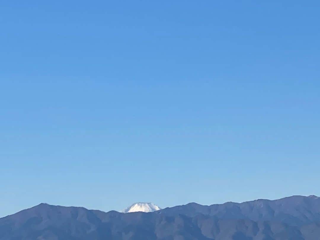 中井智彦のインスタグラム：「明けましておめでとうございます！ ちらっと顔を出す富士山と、綺麗な青空。 コロナの収束を願い、空を見上げてます。 今年も歌の物語をお届けできますように。 皆さんの笑顔を求めて！ 本年もよろしくお願い致します！ #歌」