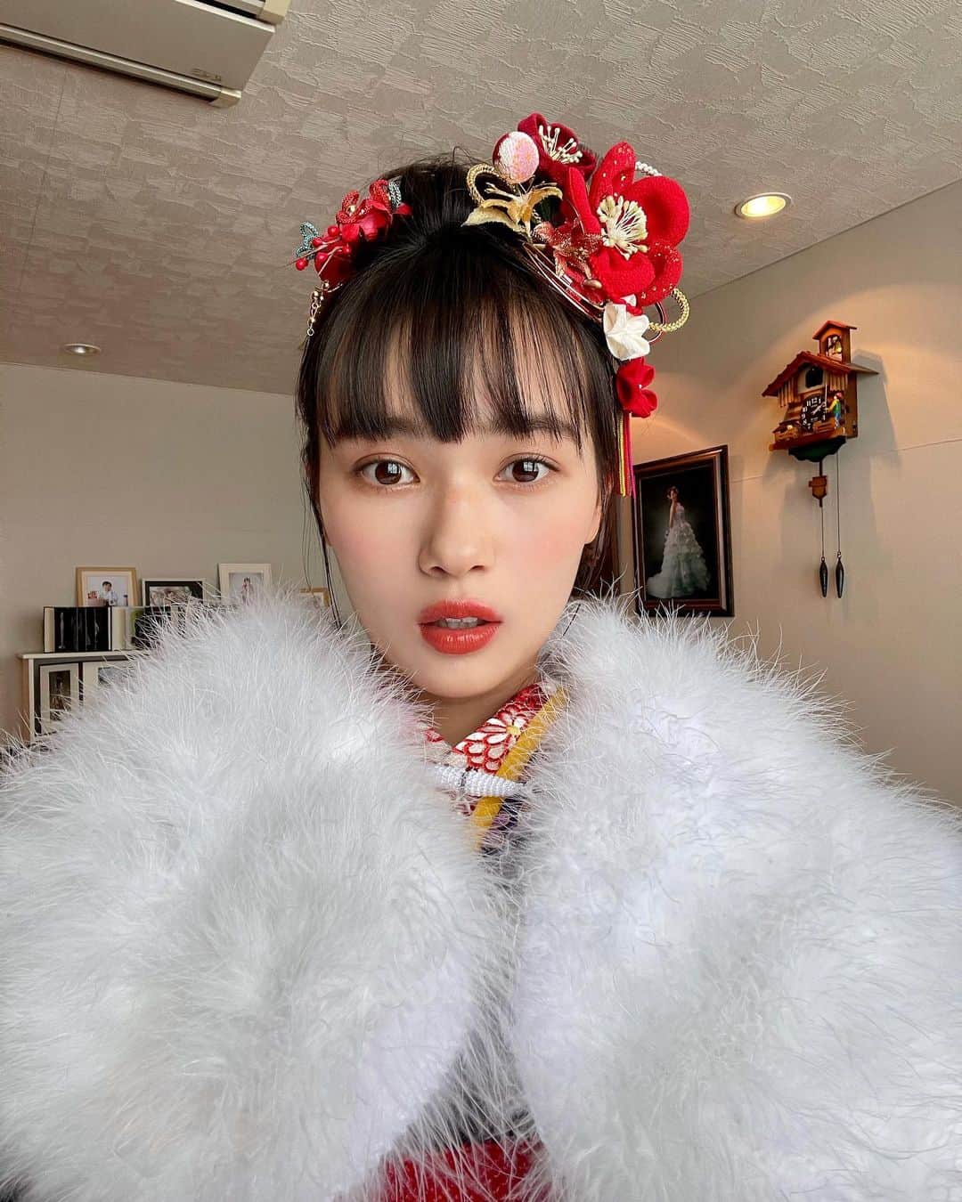 新井舞良のインスタグラム：「新年明けましておめでとうございます⛩✨ 2021年。宜しくお願い致します🐄  皆様にとって幸せな年になりますように！ #2021 #🐄」