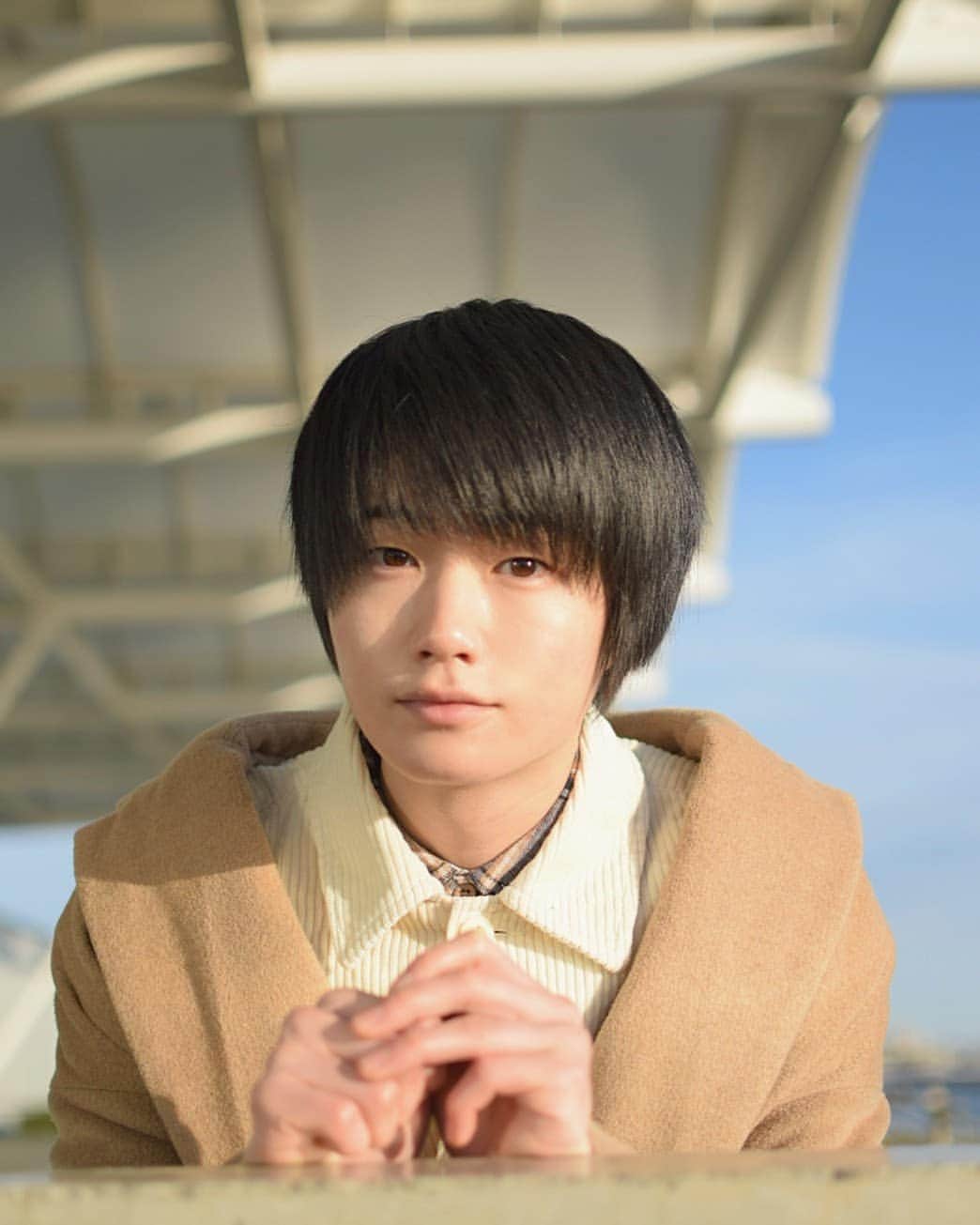 外山将平のインスタグラム：「明けましておめでとうございます！ 本年も宜しくお願い致します！ 皆さんにとって良い一年となりますように😊 良き元旦！日差し最高ですね！  #あけましておめでとうございます #happynewyear  photo by:key #photooftheday#camera#portrait#model#外山将平#役者#俳優#今日の外山#ootd#Nikon#一重 #写真#撮影#カメラ#ポートレート#ファインダー越しの私の世界#カメラ好きな人と繋がりたい#作品撮り#黒髪#fashion#natural#ホワイトコーデ#オーバーサイズ#ゆるコーデ#winter#drmartens#マーチン男子#gu」