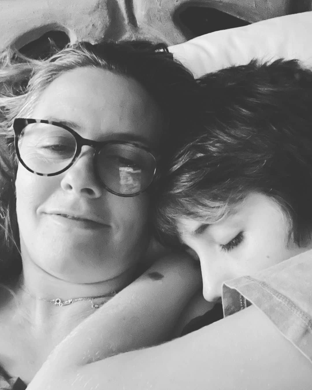 アリシア・シルヴァーストーンさんのインスタグラム写真 - (アリシア・シルヴァーストーンInstagram)「As I lay here with my son Bear asleep in my arms, I wanted to share something with you from my ❤.️ No matter what painful challenges we have faced, whether it's losing loved ones or losing jobs, there is always an opportunity for light to come in. There’s so much to be grateful for as we work through grief. My heart is heavy for the millions who die of hunger a year... every year. That is something few of us can imagine. And this year that number will be staggering. NPR, Mercy Corps, and UNICEF estimate that 9 million people die from hunger each year, and 3 million are children. 😢 Beyond heartbreaking 💔 Let's not wish away 2020, but instead let's celebrate everything that we have to be grateful for. From the simple things like your favorite breakfast that you mastered or that local vegan restaurant that you love so much that nourishes you, or the friends that make you laugh, to the love you may have in your life, or the extra time you had to watch your child grow, The beauty of the light in their eyes and the joy that they bring you. As we enter the new year, Let’s let love lead the way, and ask how we can better our community or be of service to those in need. Allow more self care into your life. Let’s be about love and strong immune systems (eat plants! 😉). A tradition of mine is to take a moment to look back on my past year in my new years journal to see/celebrate what I mastered and what still needs more attention and focus on my visions for the next year. If you're needing extra motivation or tips to get started The Happiness Project by Gretchen Rubin is a great book to help.  Also another oldie, but goodie (I read it about 15 years ago!) that really helped at the time is Julie Morgenstern’s Organizing from the Inside Out. check them out 🤓📚 I lost my dear mother right before Covid and I am grateful for everything I have. I feel extremely lucky for my good fortunes (son, home, and job as well as a healthy mind, body, and spirit) I hope you have found many moments of peace and joy during the holiday season. Cheers to you, your family, and your new year. 😘」1月1日 12時18分 - aliciasilverstone