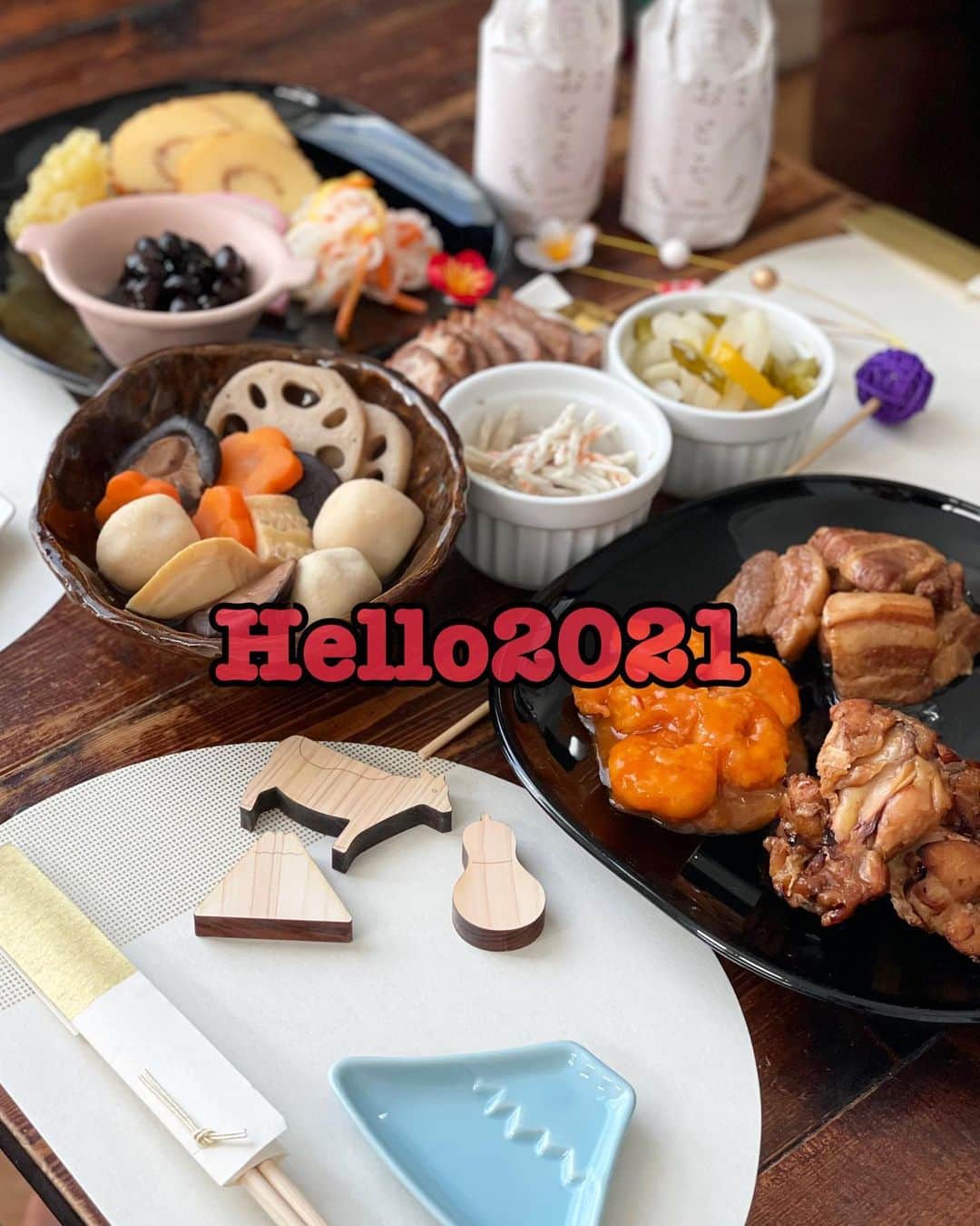 のインスタグラム：「☆☆☆  Hello 2021 🐄🐄🐄🐄 　  あけましておめでとうございます🐄 今年もよろしくお願いします🐄  今年も1日1日大切に丁寧に過ごすこと 笑顔溢れる年になるように 会いたい人に会えて 行きたいところに行ける そんな年になりますように  おせちは @okuru_calendar  美味しかった♡  元旦から幸せ🐄うっしし  #あけましておめでとうございます  #元旦#hello2021#happynewyear  #おせち#おせち料理 #okuru_calendar #丑年」