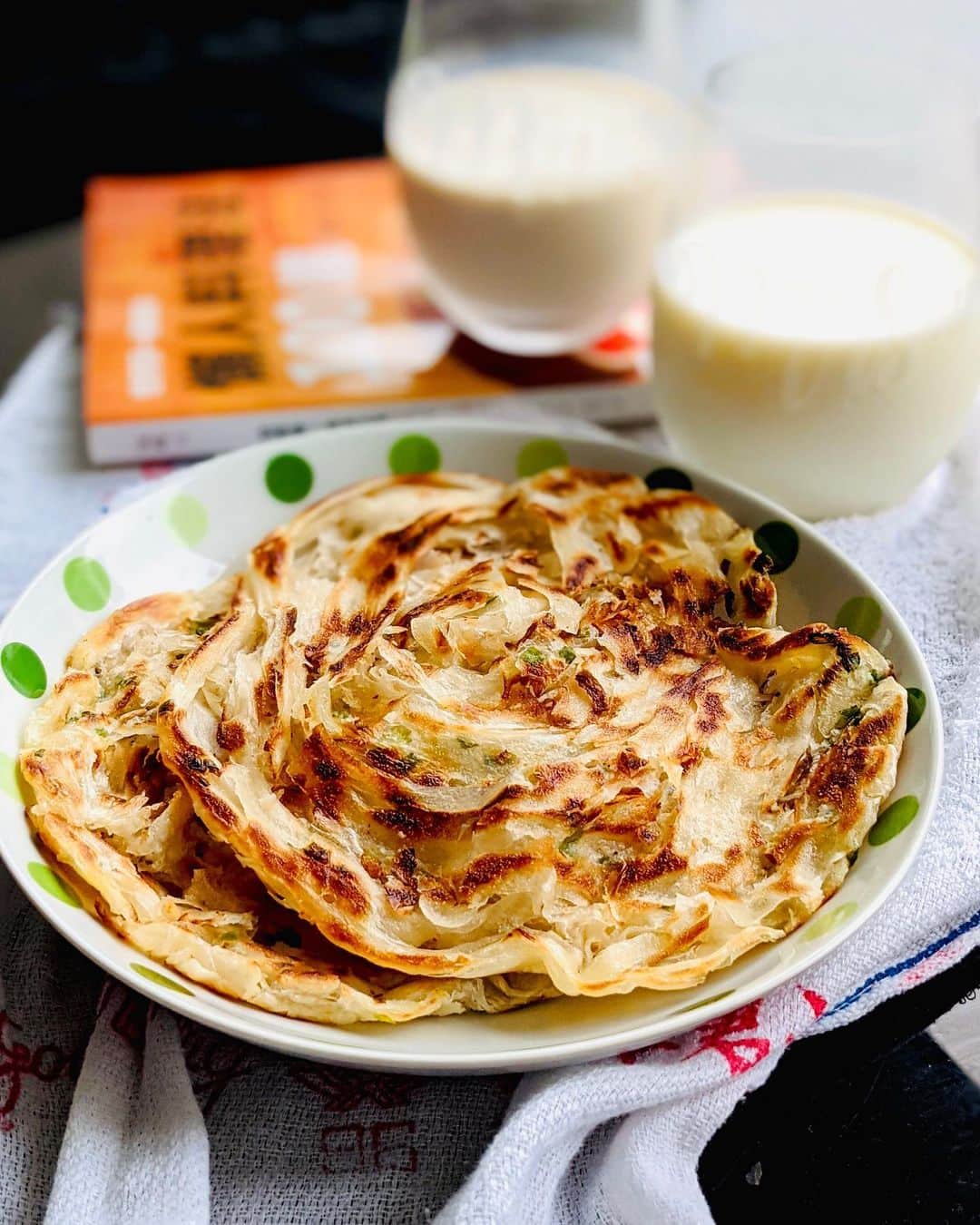 Li Tian の雑貨屋のインスタグラム：「蔥香手抓餅 🌱 The kitchen is smelling of these crispy and flaky chives scallion pancake right now   Spotted these @jaychou endorsed 糧全其美 pancakes in frozen packages of 10pcs on offer @finestfoodsg and oh boy, they are soooo delicious and aromatic😋👍 Tastes even better than flaky Roti Prata if u think they look like one. Need to stock them up before they are gone!  • • •  #dairycreamkitchen #singapore #breakfast #igersjp #yummy #love #sgfood #foodporn #igsg  #instafood #beautifulcuisines #sgbakes #bonappetit #cafe #taiwan #bake #sgcakes #igsgfood #feedfeed #pastry #sgcafe #cake #homebaker #stayhomesg #homebake #newyear #firstmeal #holidays #brunch #musttry」