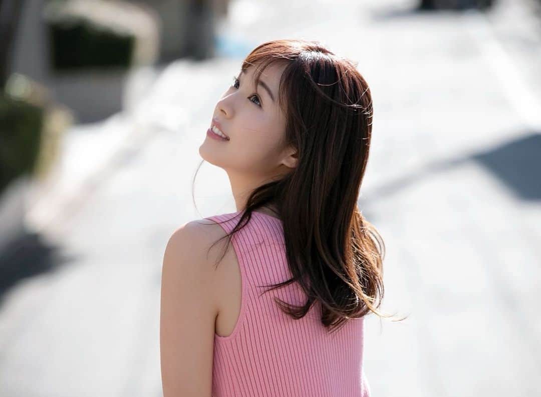 のインスタグラム：「皆様、新年あけましておめでとうございます✨  この新しい一年が世界中にとって明るい年でありますよう、心からお祈り申し上げます。  私も皆様への感謝の気持ちで、さらに成長できるよう本年も精一杯努力してまいります。  本年もどうぞよろしくお願い致します🙇‍♂️💕  川村那月  #2021年 #happynewyear #笑顔溢れる年に #川村那月 #女優 #タレント #ティースタイルマネージメント #夢に向かって #感謝✨」