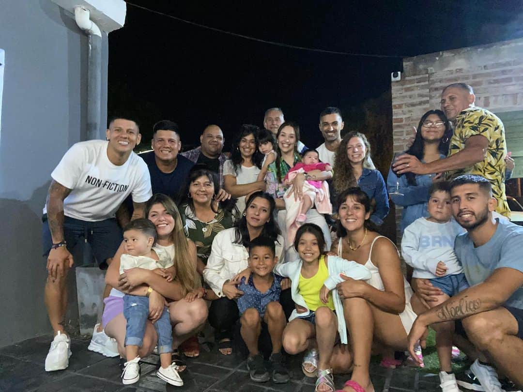 マルコス・ロホのインスタグラム：「Que sea un gran año para todos a meterle más que nunca cosas buenas tienen que llegar para todo el mundo ♥️ la familia siempre unida」