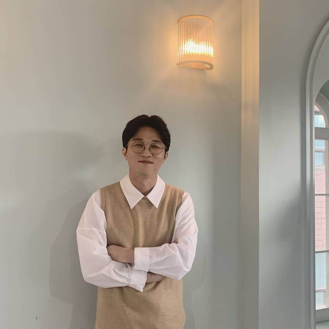 パク・ソングァンのインスタグラム：「## 작년 너무 감사했구용 올해도 잘 부탁드립니다🤗  #홀라홀라 #광퐐이 사랑해요👩‍❤️‍👩  얼마전 신문 사설에서 읽은 글이 생각납니다.  👉🏻대한민국에 가장 큰 영웅은 마스크를 쓰며 하루하루를  코로나와 싸우고있는 국민 한 분 한 분 입니다.  우리모두 히어로 영화처럼 엔딩 멋찌게 만들어보아요🎬」