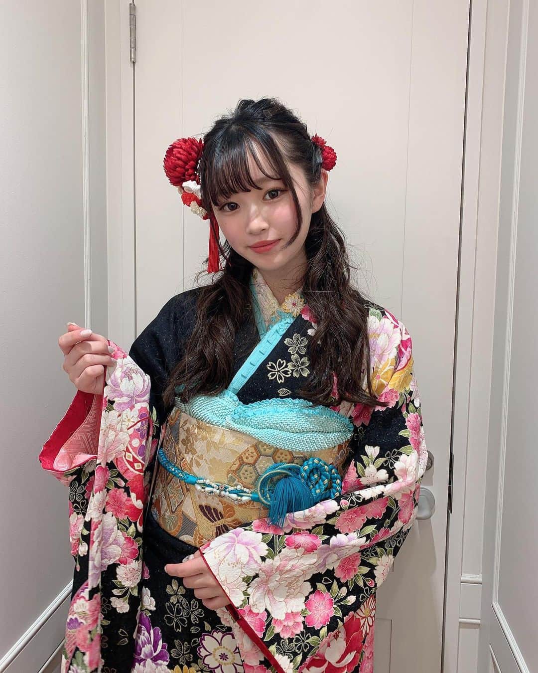 平野夢来（ゆぴぴ）のインスタグラム：「2021🐄🤍🖤  あけておめぴ〜❕ 今年も沢山頑張ります🔥🔥  そして、 皆様いつも応援ありがとうございます🥰  #平野夢来#ゆぴぴのコーデ#ゆぴぴ」