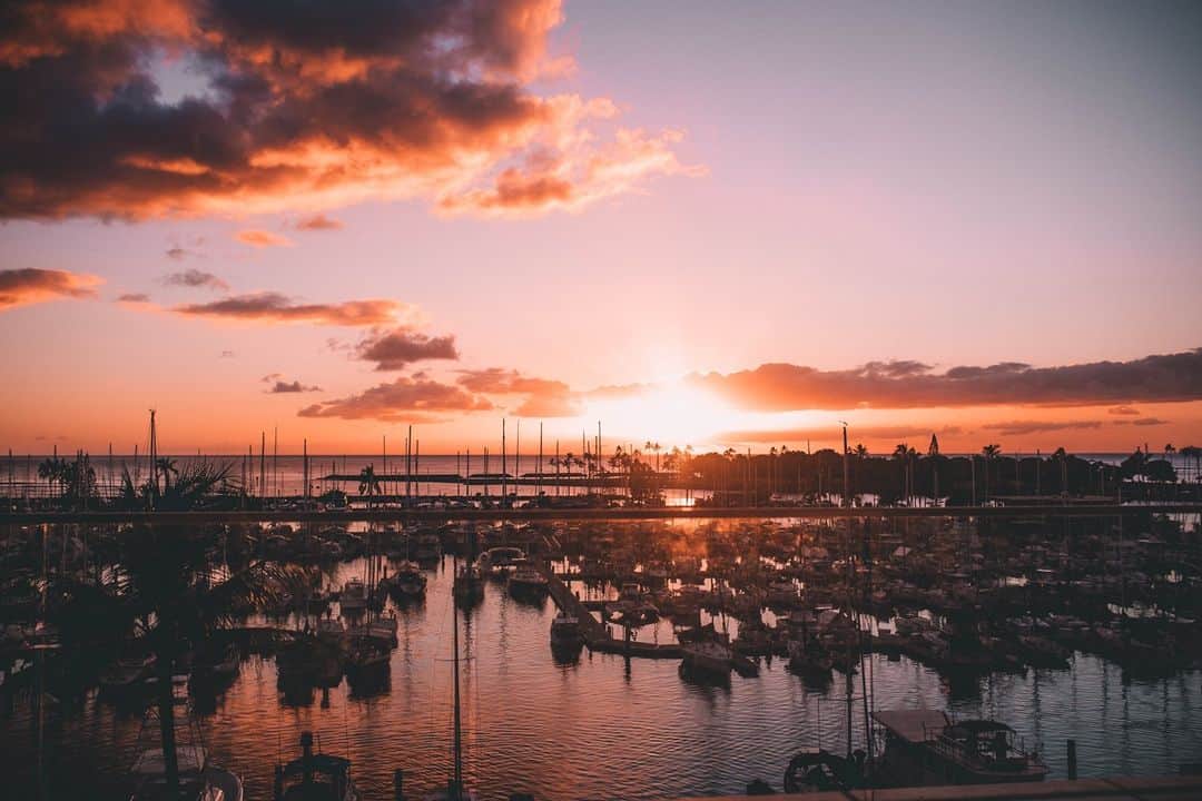 Prince Waikikiのインスタグラム：「Reflecting on the many sunrises and sunsets this year, we are incredibly grateful for all of our wonderful guests, staff, and social media friends. Have a happy and safe New Year celebration.   Photo: Britnee Kent, @britwkent」