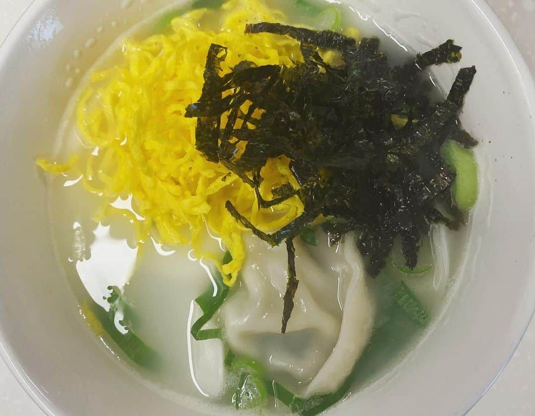 キム・ヨンチョルさんのインスタグラム写真 - (キム・ヨンチョルInstagram)「떡국 잘 끓였제??? #떡국 잡수이소. #해피뉴이어 입니데이! 만두도 넣어심더. 곰국으로 했고예! #돌밥돌밥 돌겠다!👍」1月1日 12時29分 - luxekim