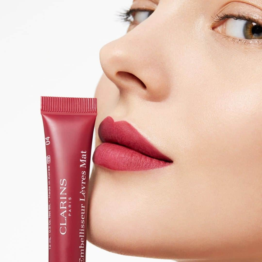 Clarins Méxicoさんのインスタグラム写真 - (Clarins MéxicoInstagram)「Comenta con un corazón 💖 si tú también llevarás unos labios mate para recibir el 2021. 💋 Velvet Raspberry te hará lucir increíble esta noche con su tonalidad intensa, aterciopelada y ultraligera. 💄 Tus labios estarán hidratados y suaves con una sola aplicación.  Llévatelo en el link de la bio y el envío es GRATIS. 💕 . . . . #velvet #matelips #mattelipstick #new #makeup #beauty #lips #vivoclarins #clarinscuidadeti #mequedoencasa #makeuptutorial #lipstick #makeuplover #makeupaddict #skincare #style #cosmetics #makeup #maquillaje #instamakeup」1月1日 12時30分 - clarinsmx