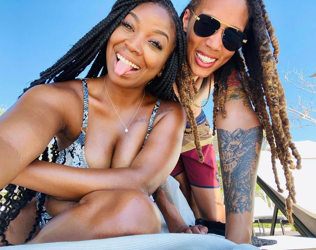 ブリトニー・グリナーのインスタグラム：「Closing out 2020 with good vibes and skinning and grining our way into 2021! 🥰」